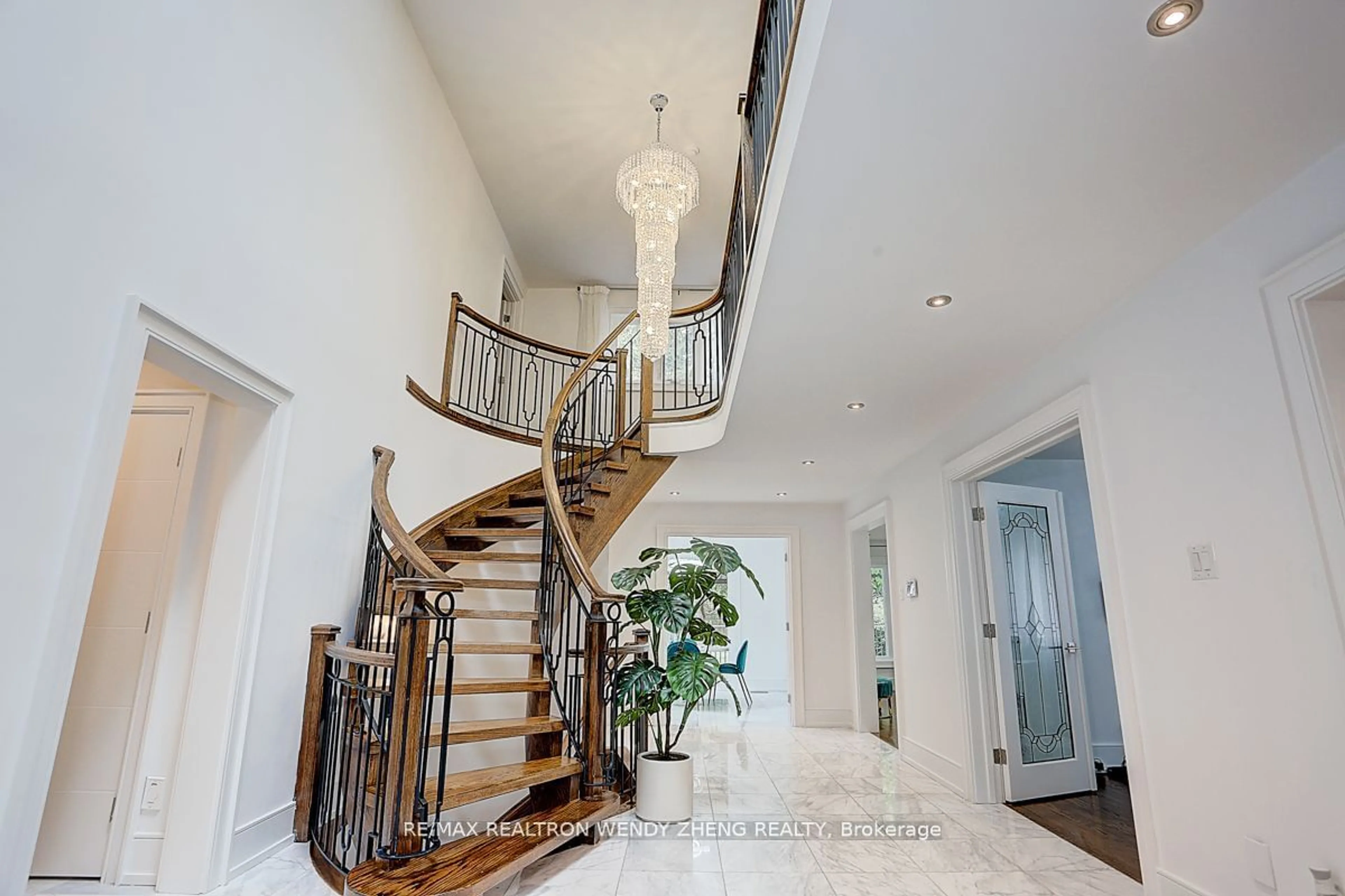 Indoor foyer, wood floors for 37 Montclair Rd, Richmond Hill Ontario L4B 2T9