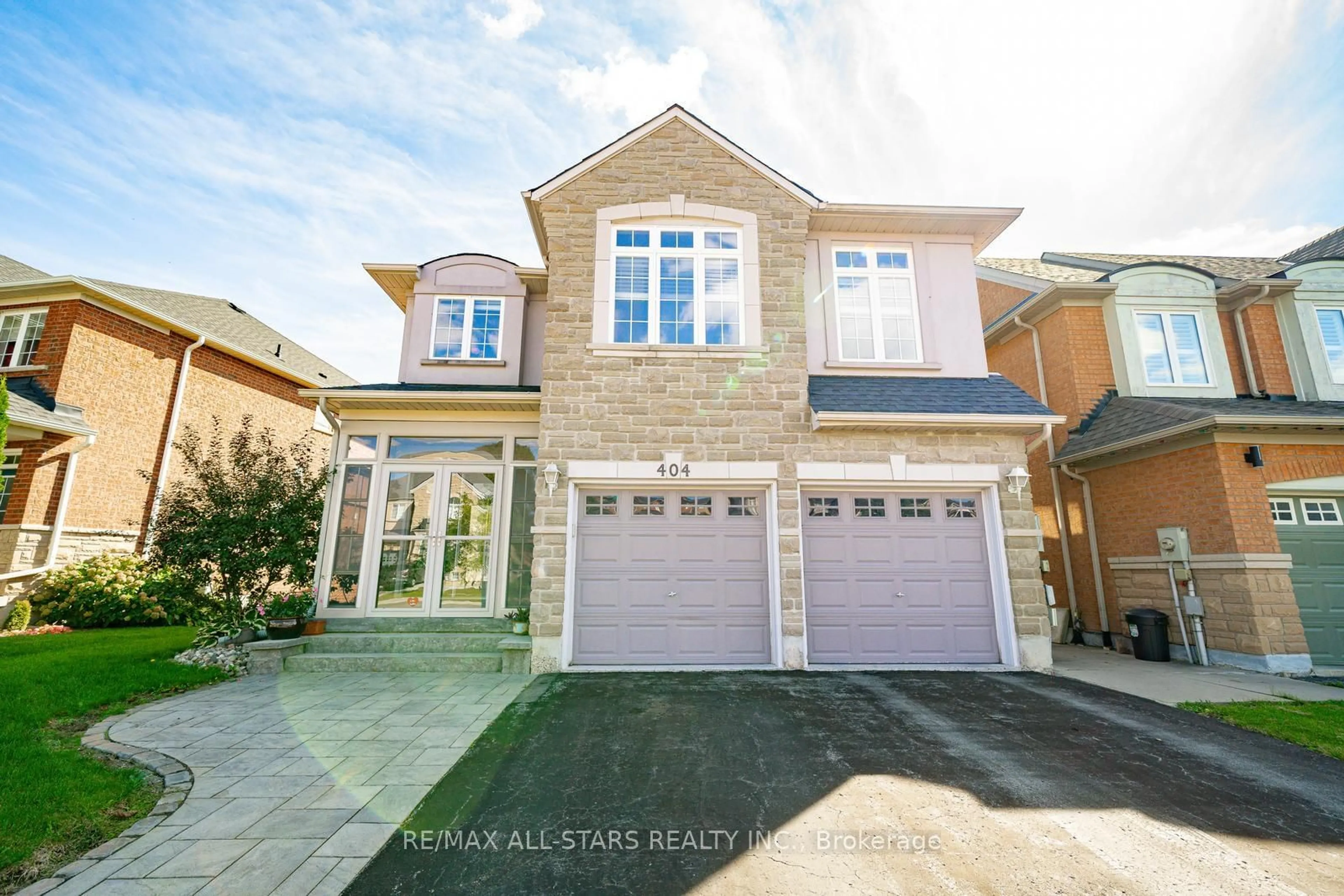 Frontside or backside of a home, the street view for 404 Hoover Park Dr, Whitchurch-Stouffville Ontario L4A 1P4