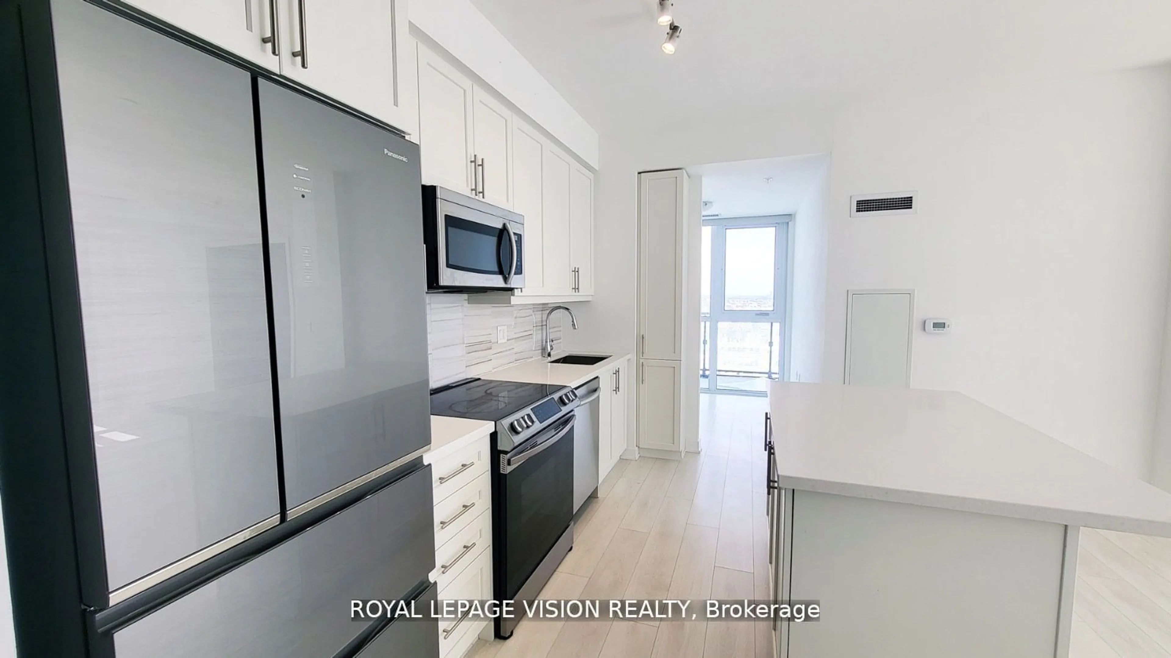 Standard kitchen, wood floors, cottage for 75 Oneida Cres #1608, Richmond Hill Ontario L4B 0H3