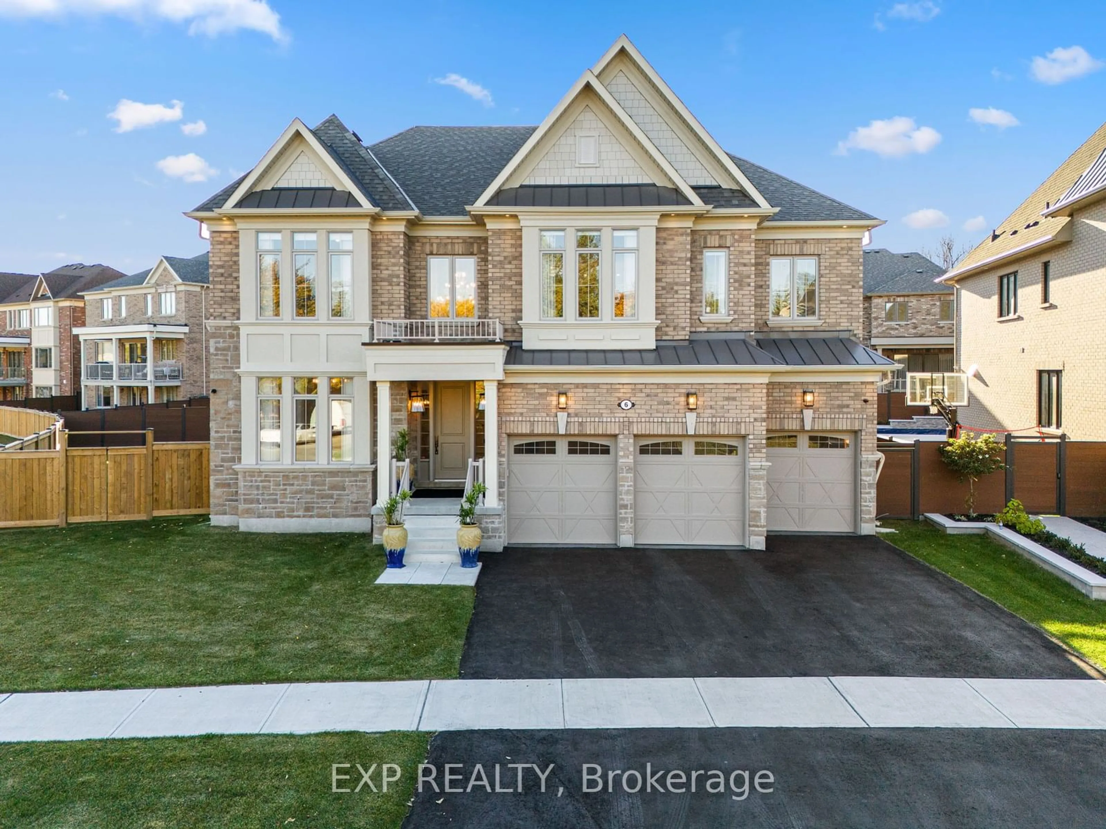 Frontside or backside of a home, the street view for 6 Klees Cres, Aurora Ontario L4G 3W8