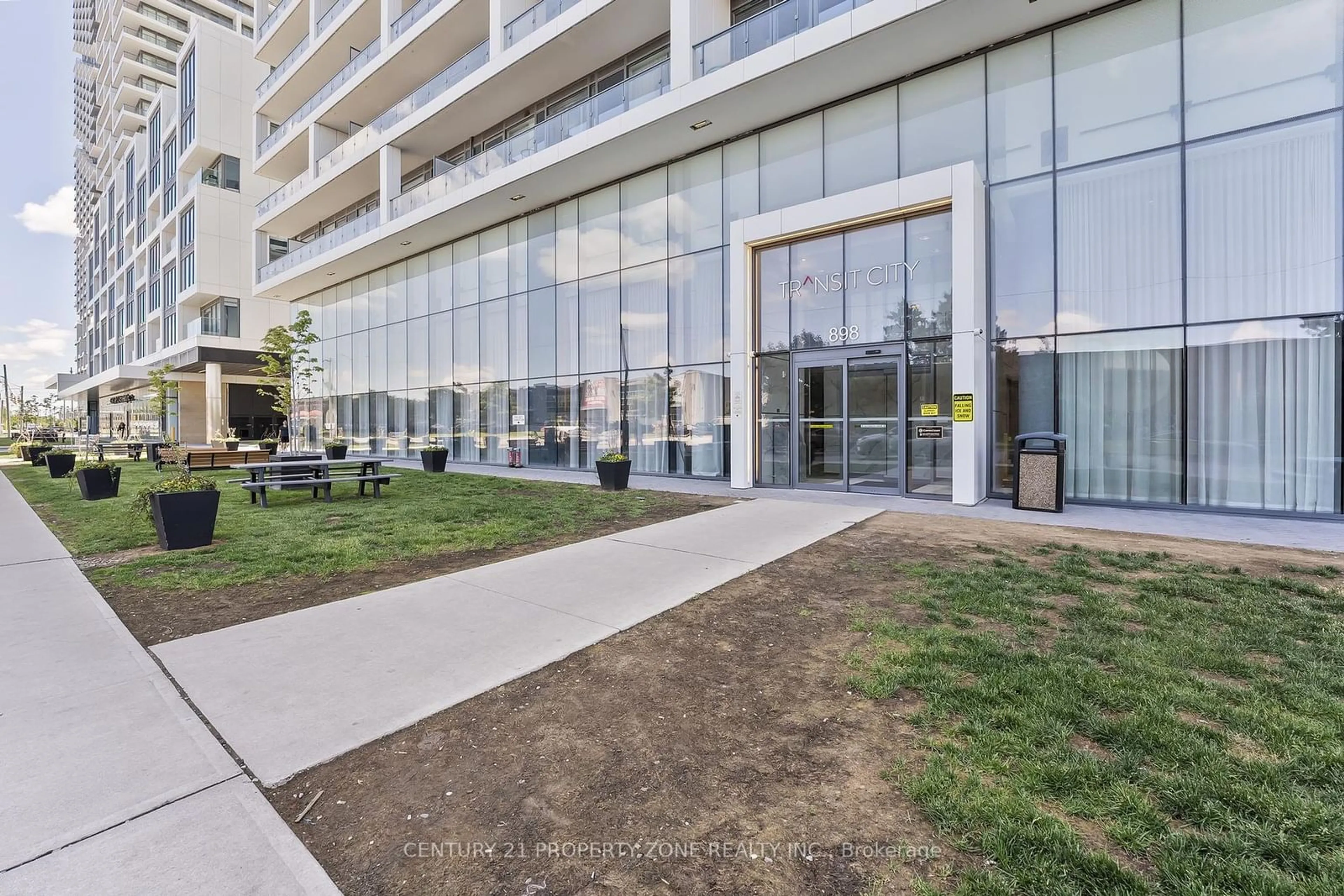 Indoor lobby, cement floor for 898 Portage Pkwy #2207, Vaughan Ontario L4K 0J6