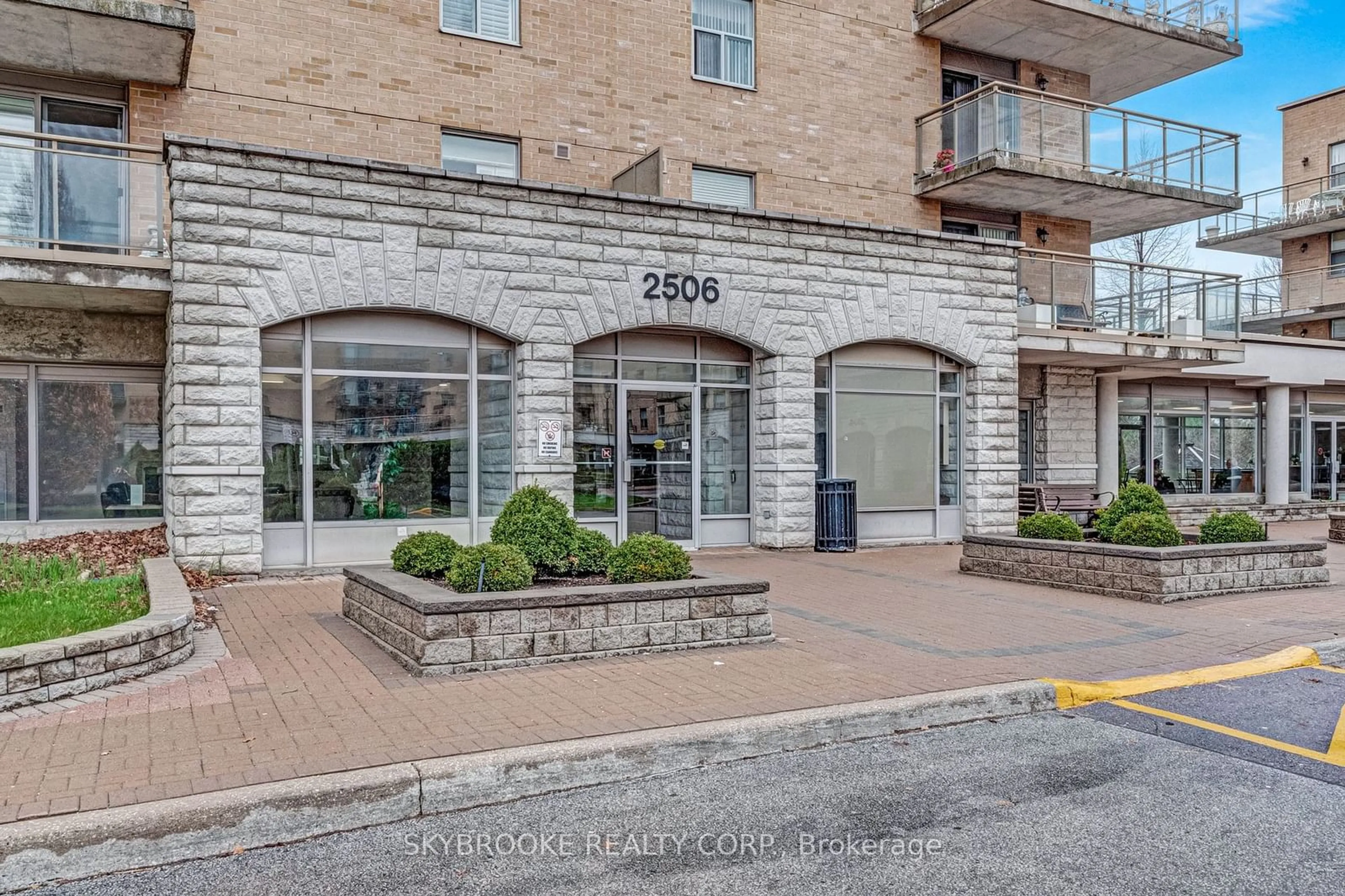 A pic from exterior of the house or condo, the front or back of building for 2506 Rutherford Rd #510, Vaughan Ontario L4K 5N4