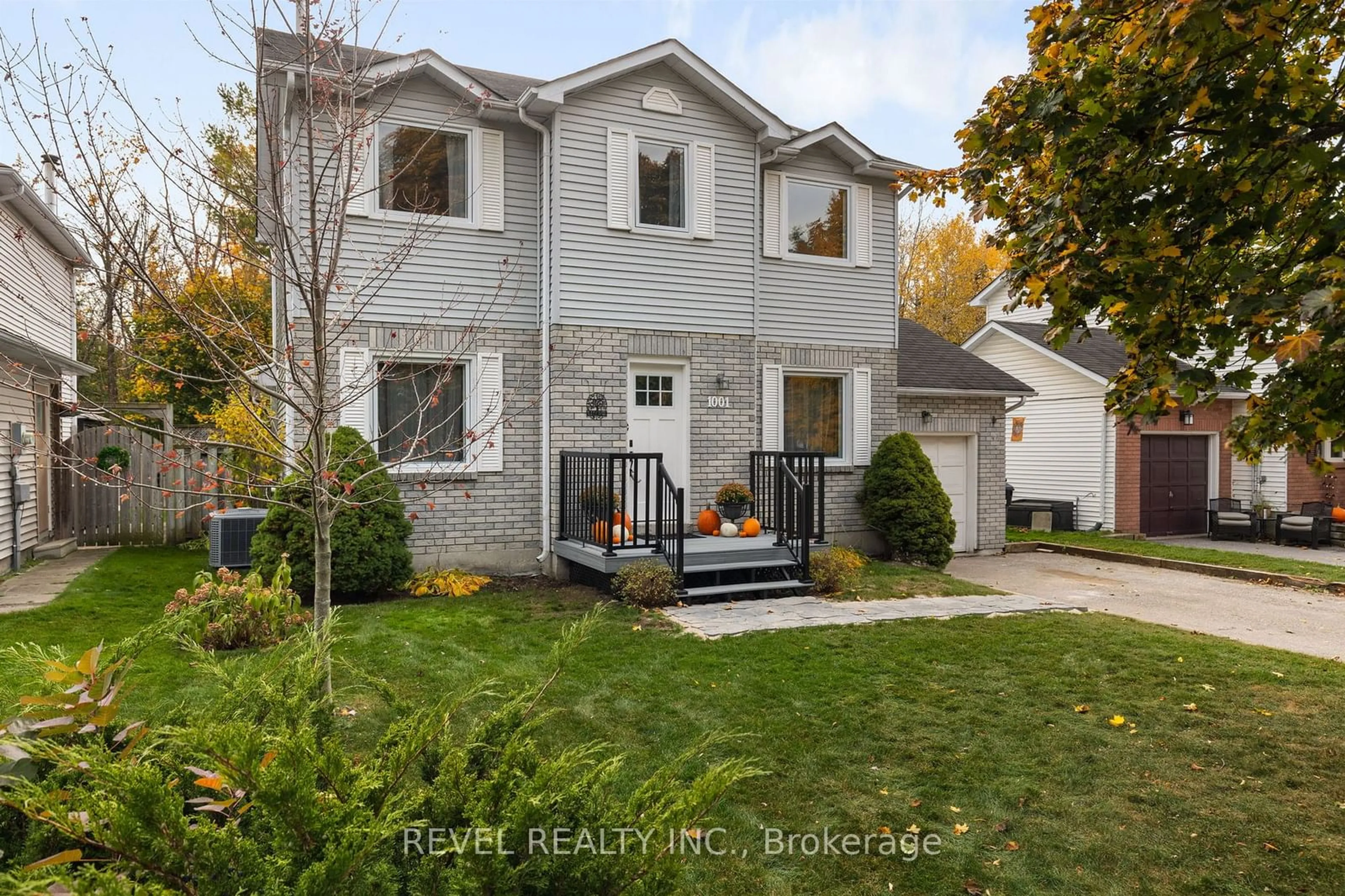 Frontside or backside of a home, the fenced backyard for 1001 Vance Cres, Innisfil Ontario L9S 1V7