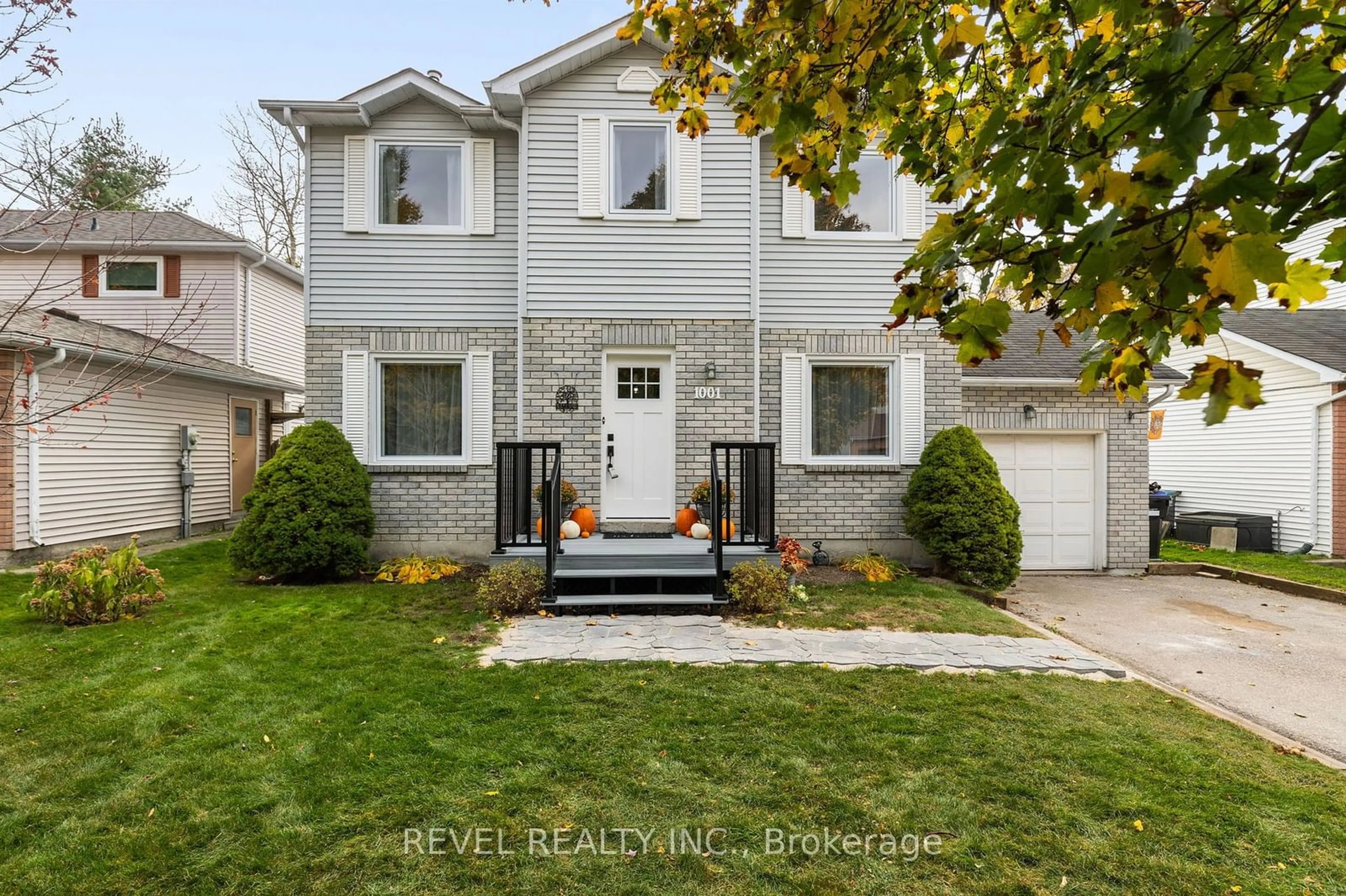 Frontside or backside of a home, the fenced backyard for 1001 Vance Cres, Innisfil Ontario L9S 1V7