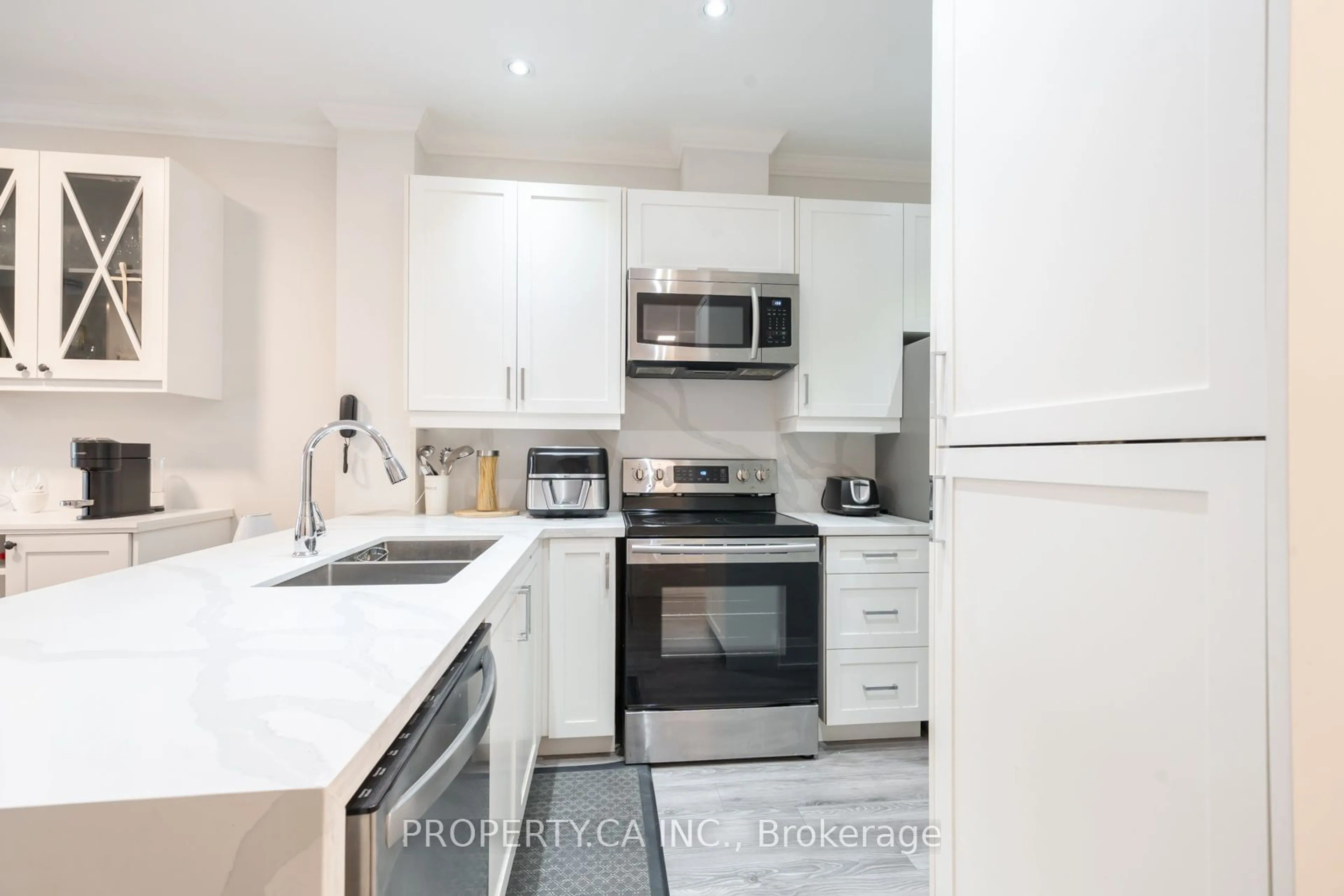 Standard kitchen for 33 Wallace St #318, Vaughan Ontario L4L 9L4