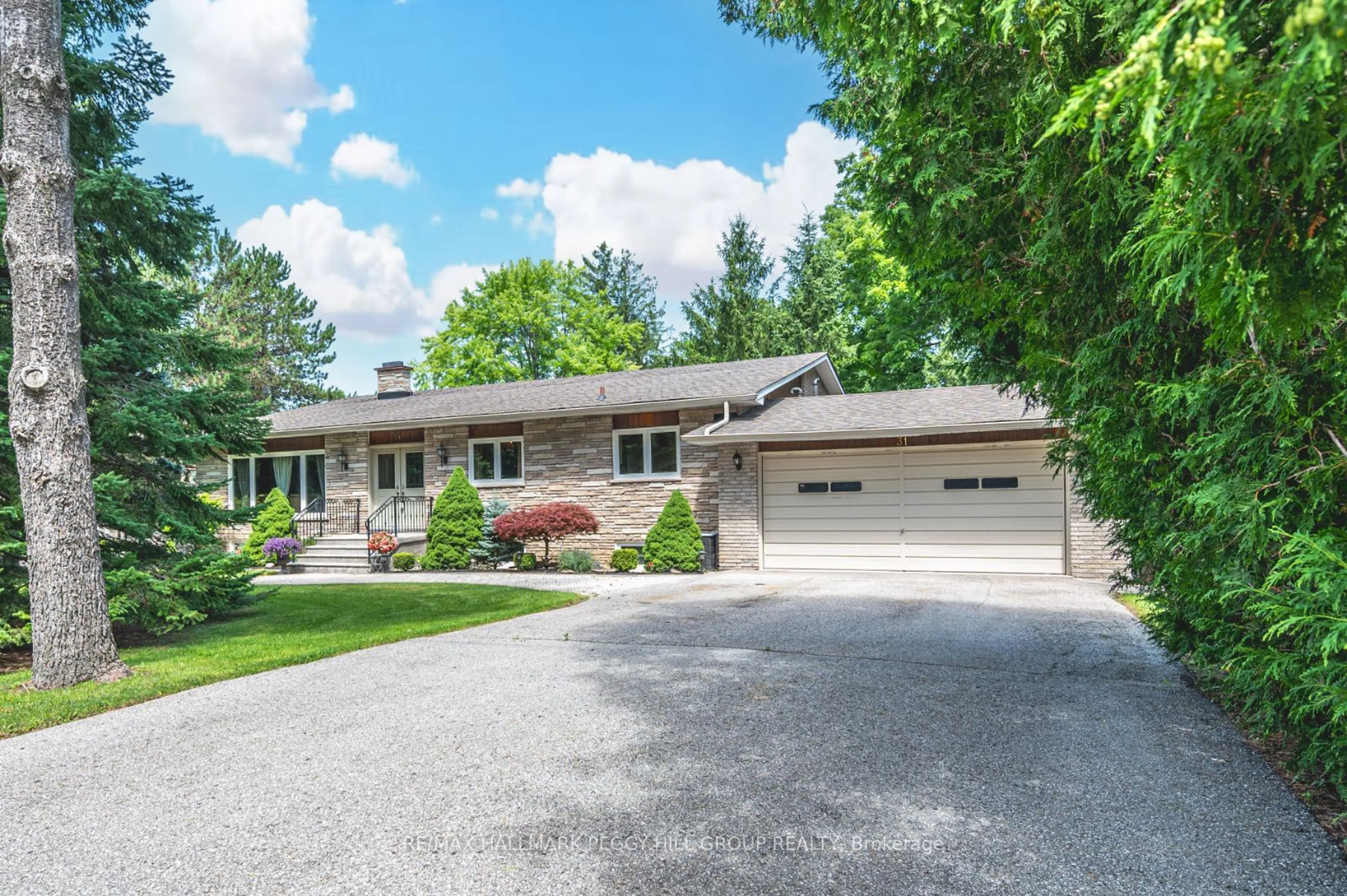 Frontside or backside of a home, cottage for 31 Park Cres, Richmond Hill Ontario L4E 3J5