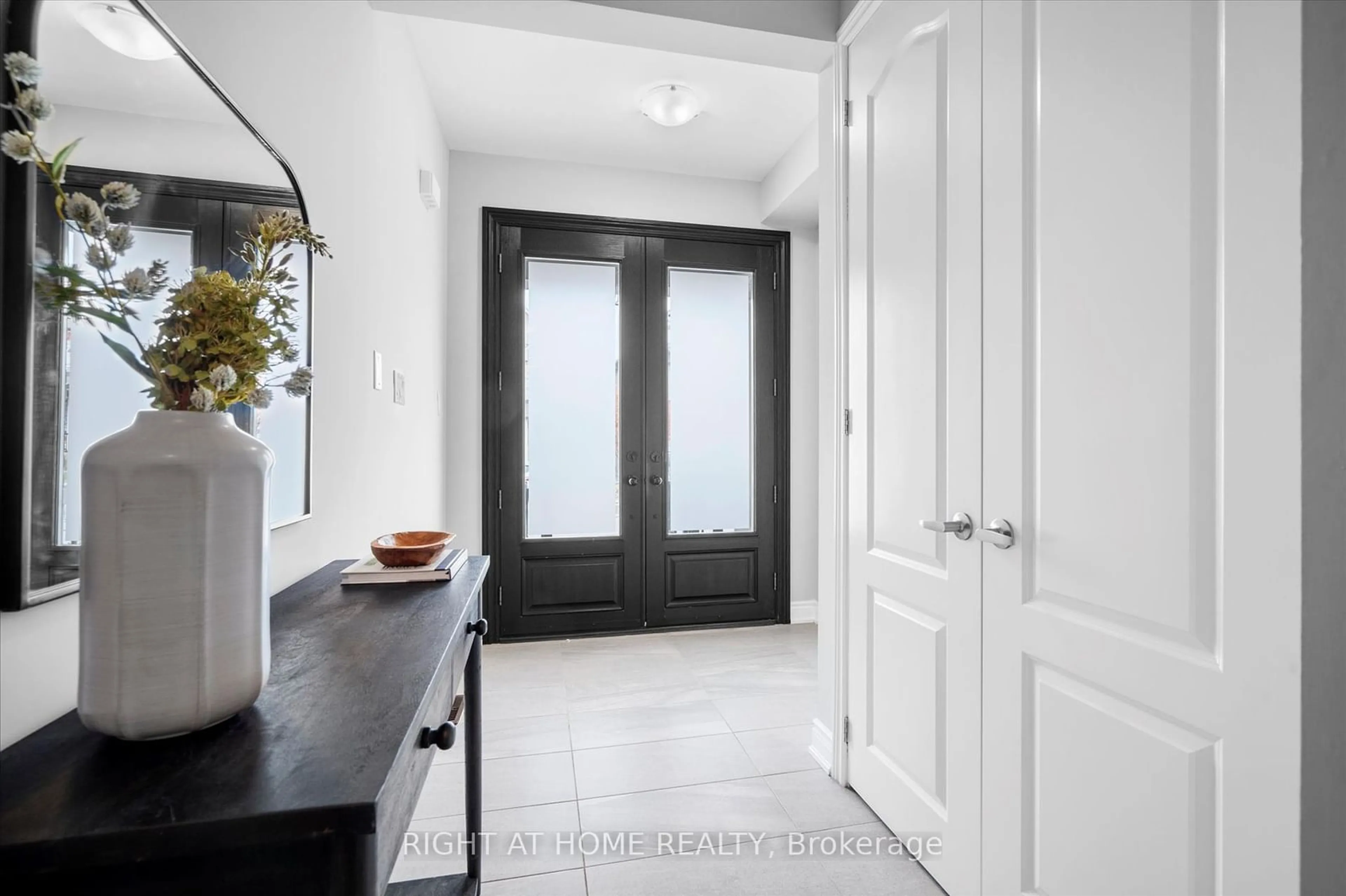 Indoor entryway, wood floors for 250 Cranbrook Cres, Vaughan Ontario L4H 4K9