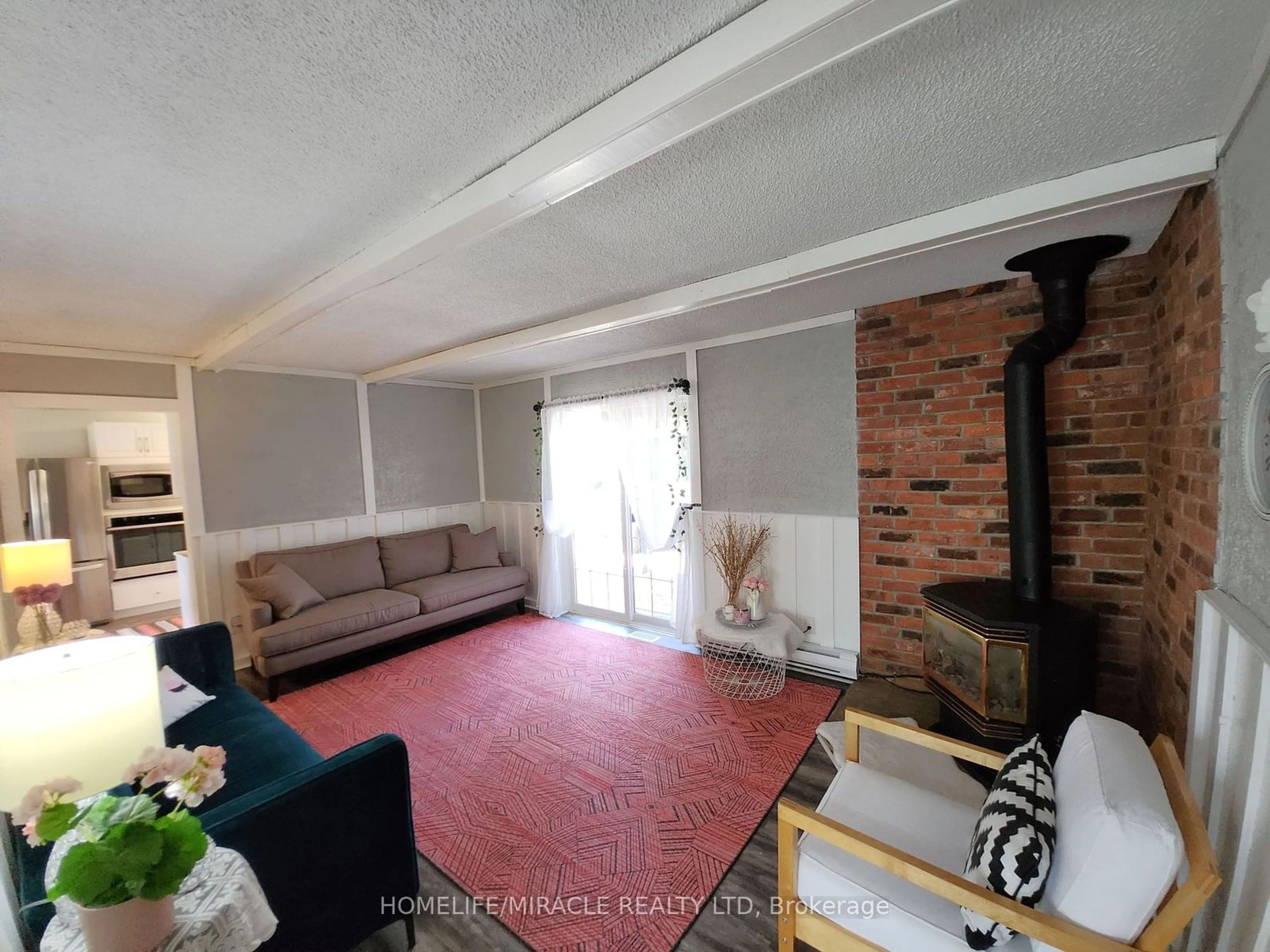 Living room, wood floors for 6234 Yonge St, Innisfil Ontario L0L 1K0