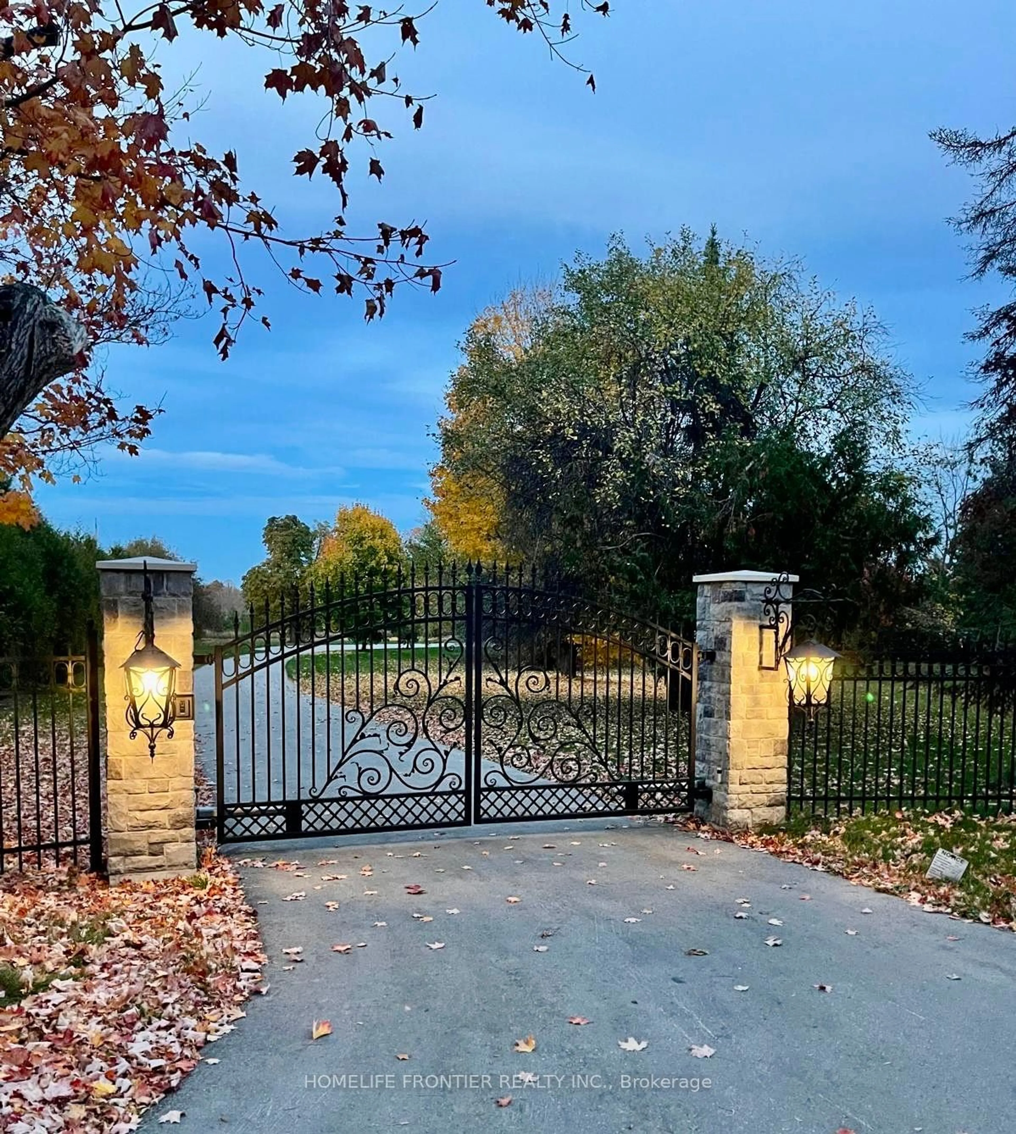 A pic from exterior of the house or condo, the fenced backyard for 2101 10th Side Rd, Bradford West Gwillimbury Ontario L3Z 2A4