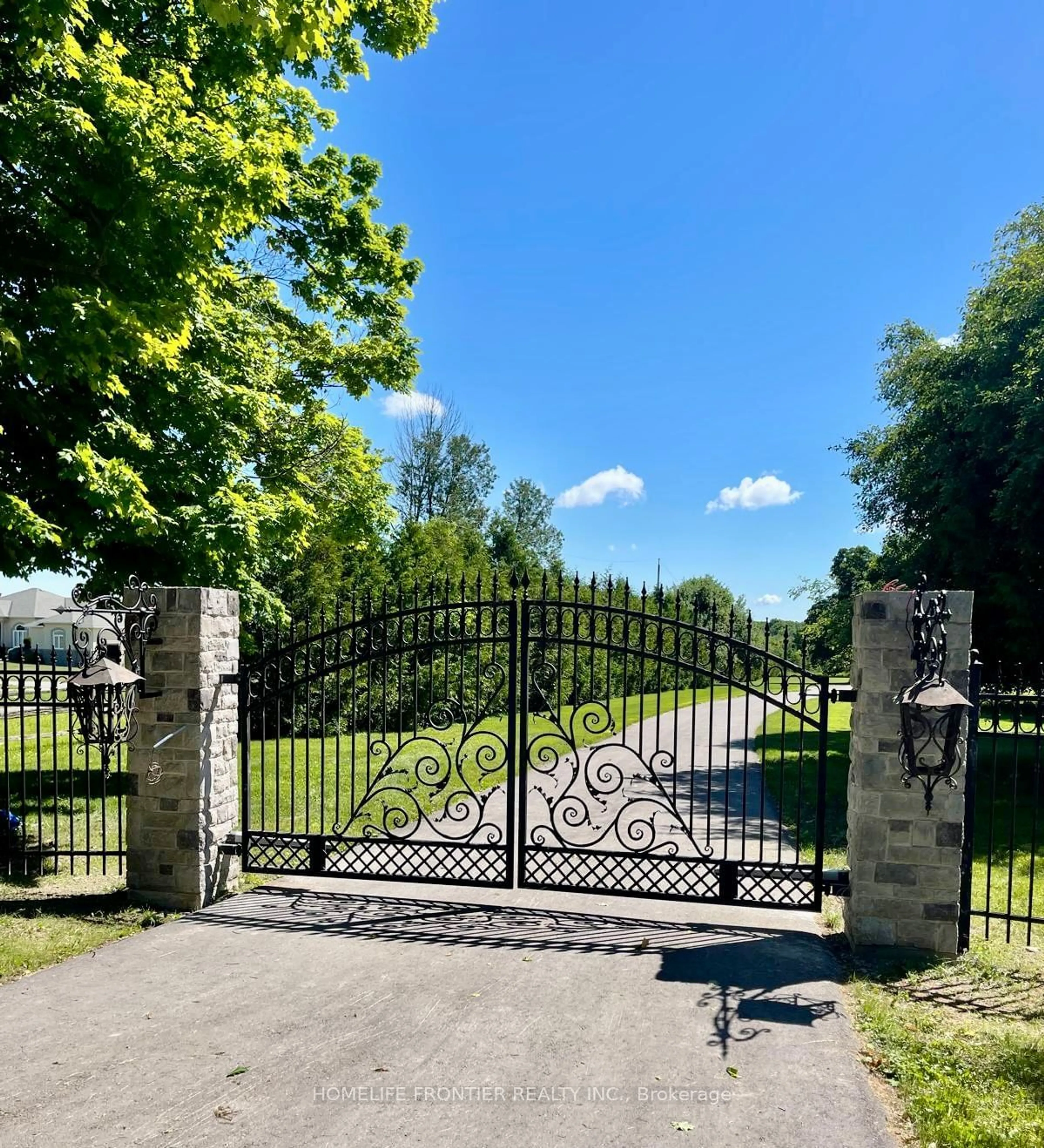 A pic from exterior of the house or condo, the fenced backyard for 2101 10th Side Rd, Bradford West Gwillimbury Ontario L3Z 2A4