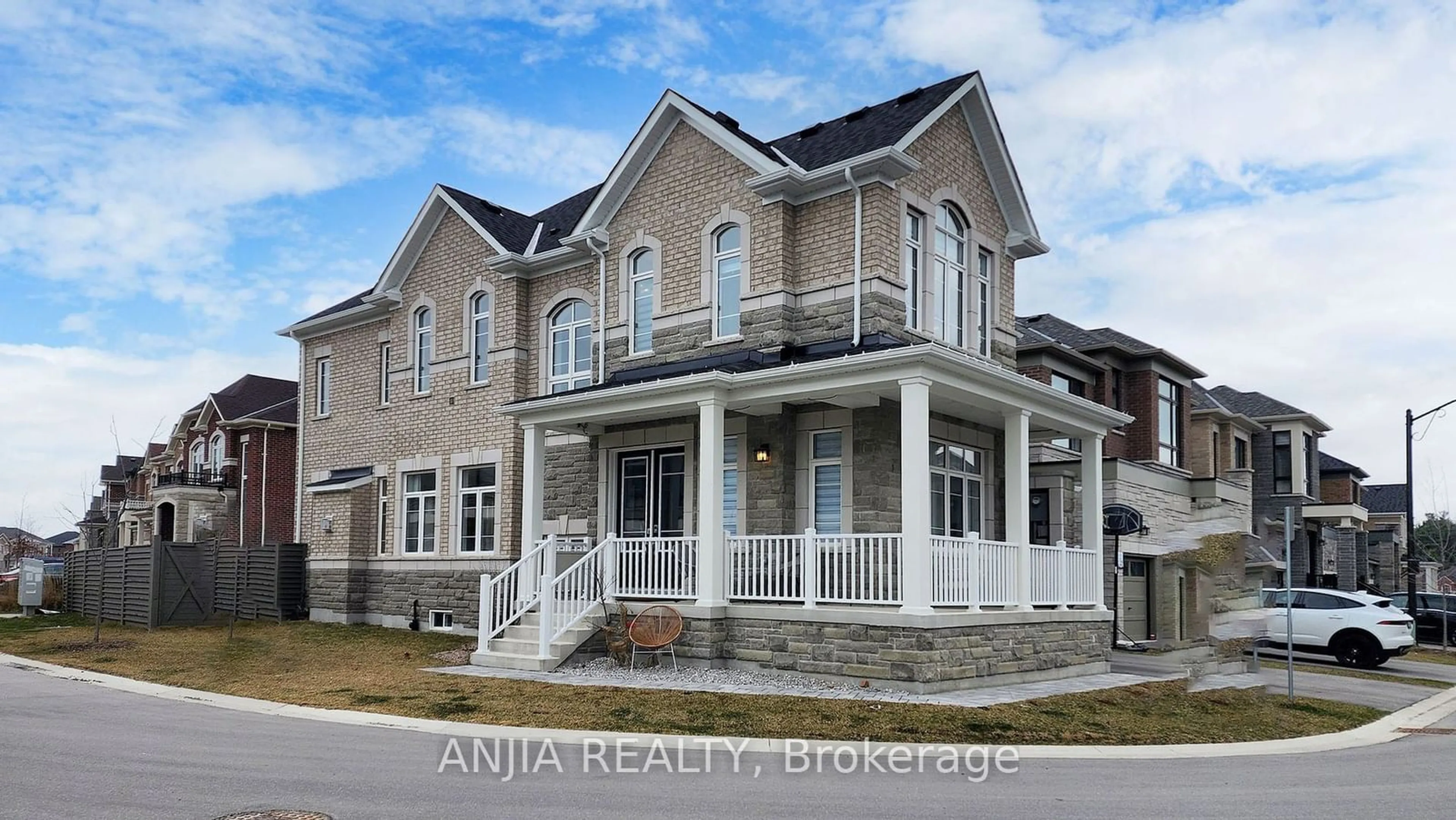 A pic from exterior of the house or condo, the front or back of building for 129 Pine Hill Cres, Aurora Ontario L4G 3X9