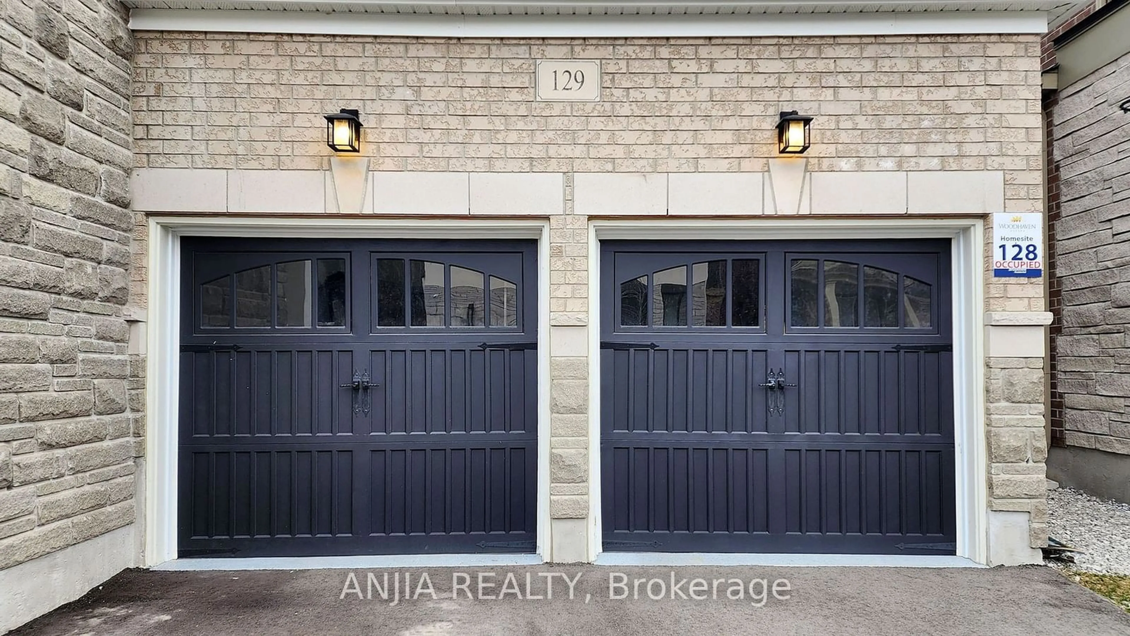 Indoor entryway, wood floors for 129 Pine Hill Cres, Aurora Ontario L4G 3X9