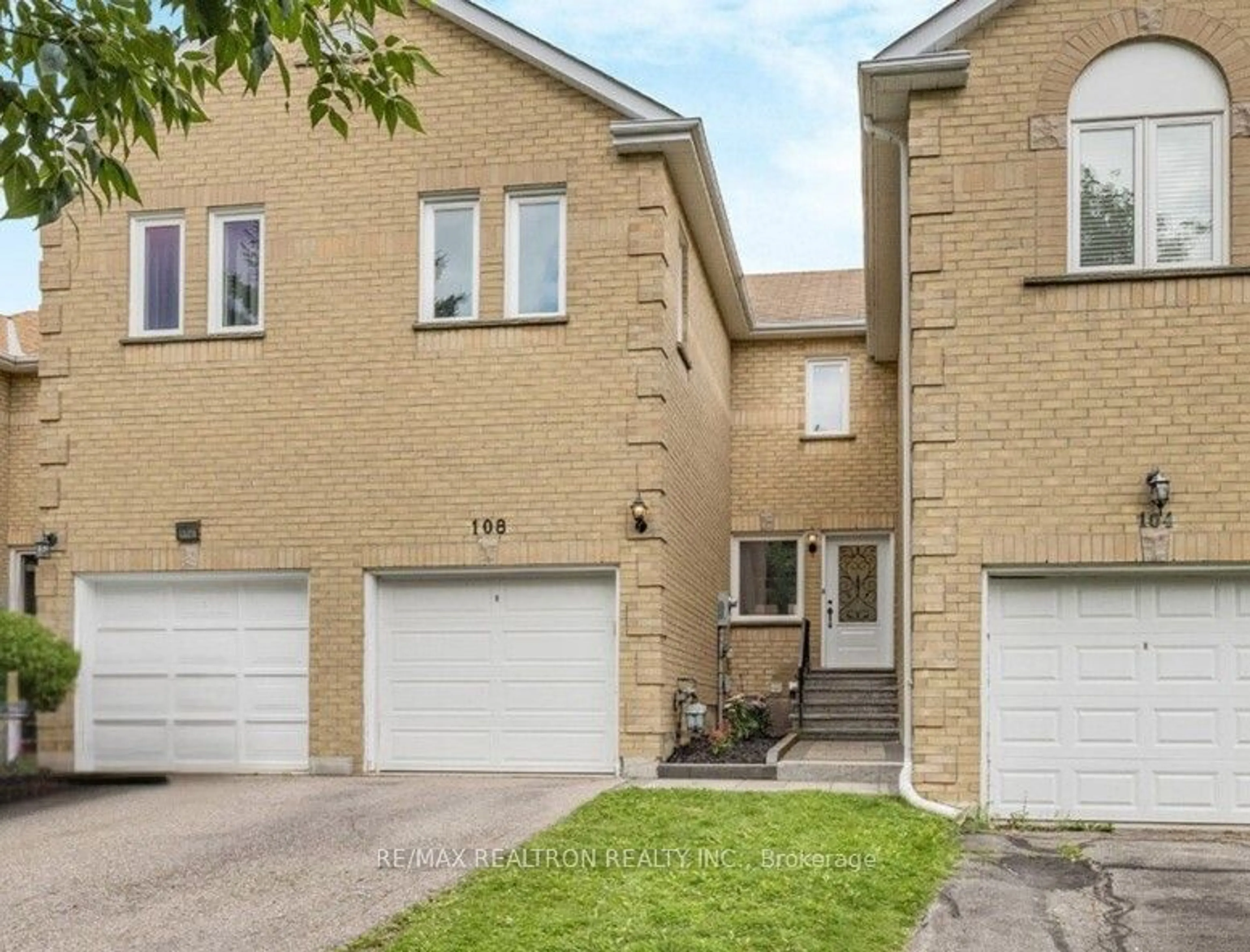 A pic from exterior of the house or condo, the street view for 108 Sandfield Dr, Aurora Ontario L4G 6T3