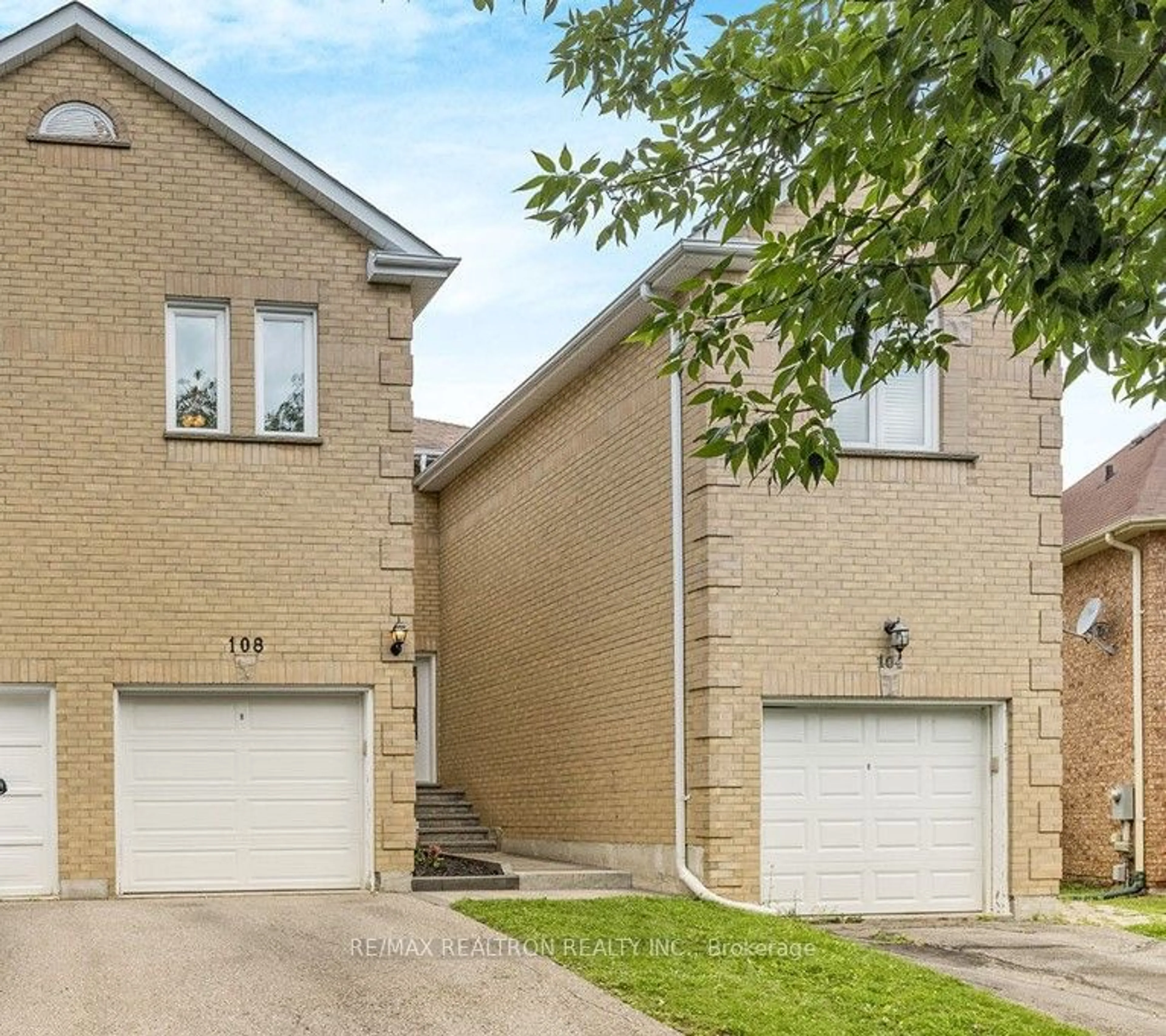 A pic from exterior of the house or condo, the street view for 108 Sandfield Dr, Aurora Ontario L4G 6T3