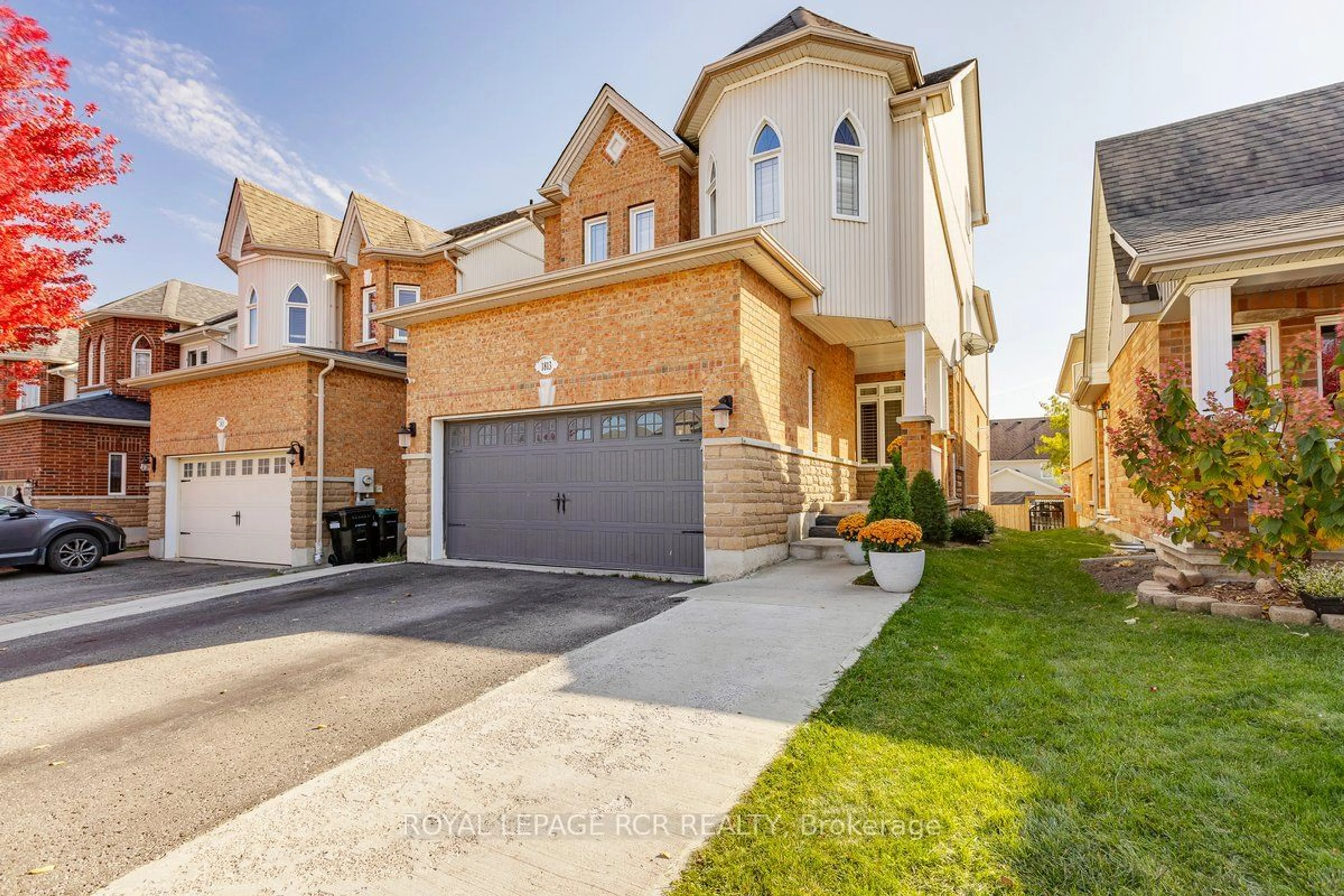 A pic from exterior of the house or condo, the street view for 1813 Lamstone St, Innisfil Ontario L9S 4Z9