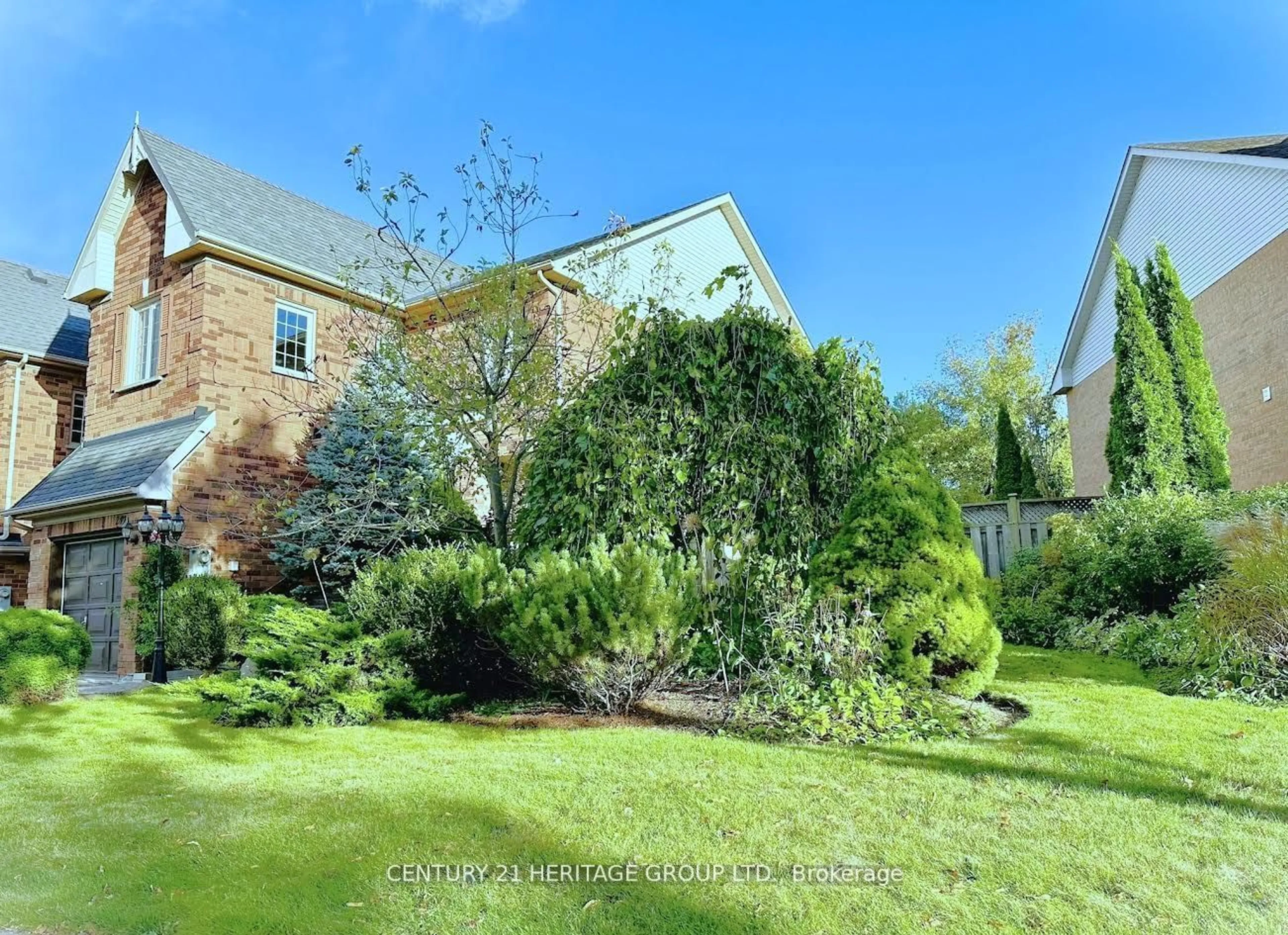 A pic from exterior of the house or condo, the fenced backyard for 249 Stone Rd, Aurora Ontario L4G 6Y8