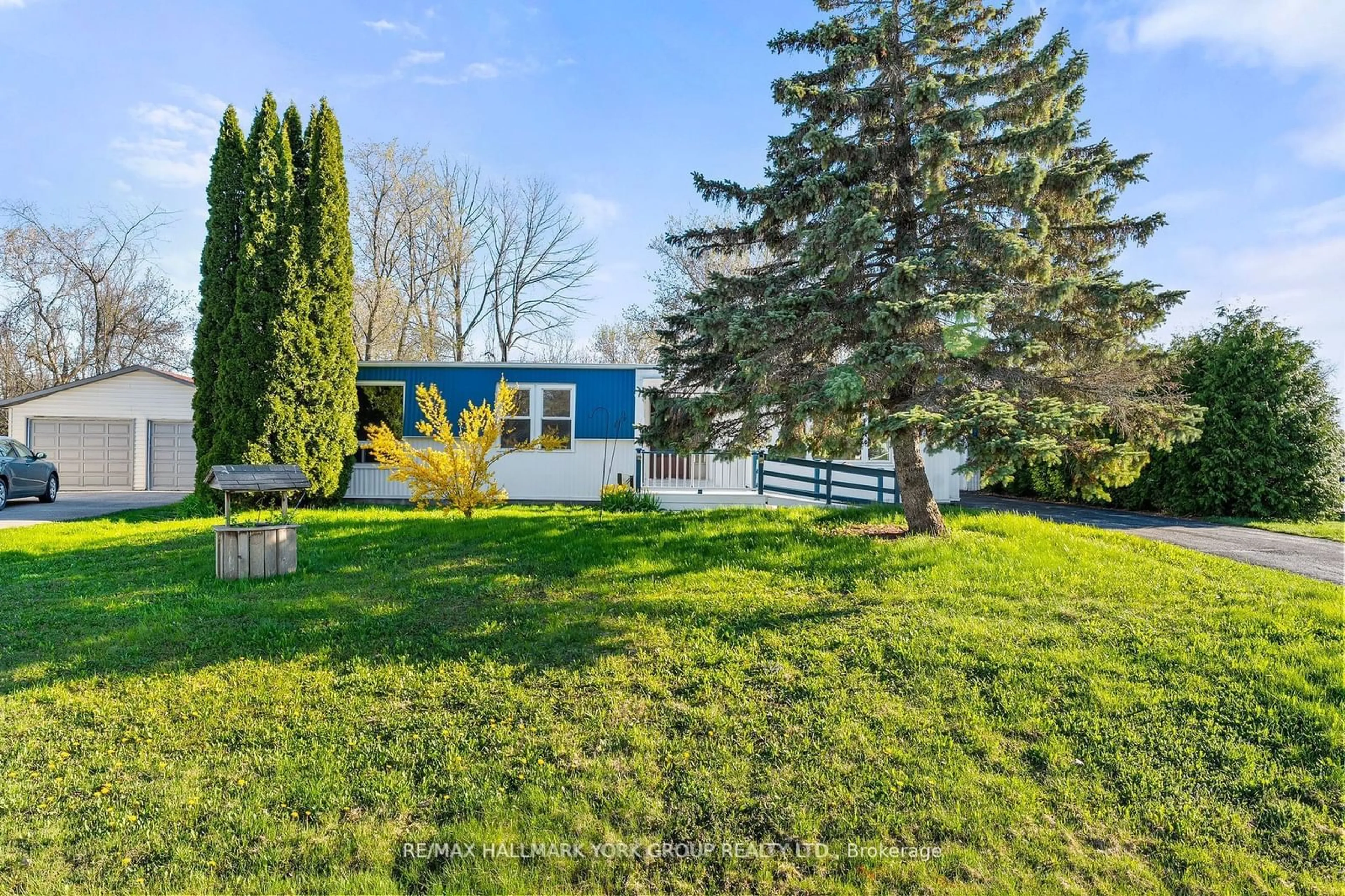 A pic from exterior of the house or condo, the fenced backyard for 52 Damsel Circ, Georgina Ontario L0E 1R0