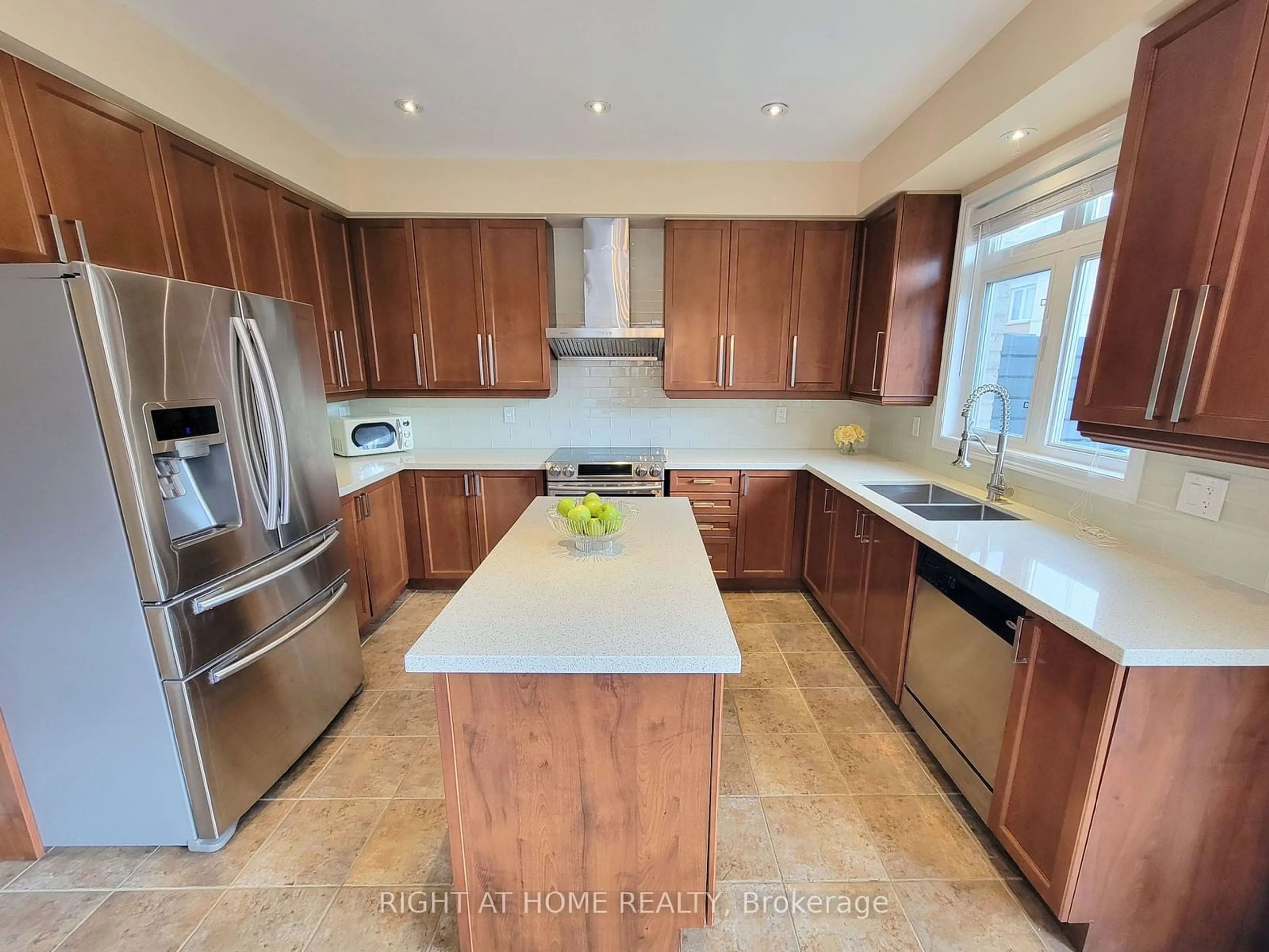 Open concept kitchen for 75 Vittorio De Luca Dr, Vaughan Ontario L4L 0A8