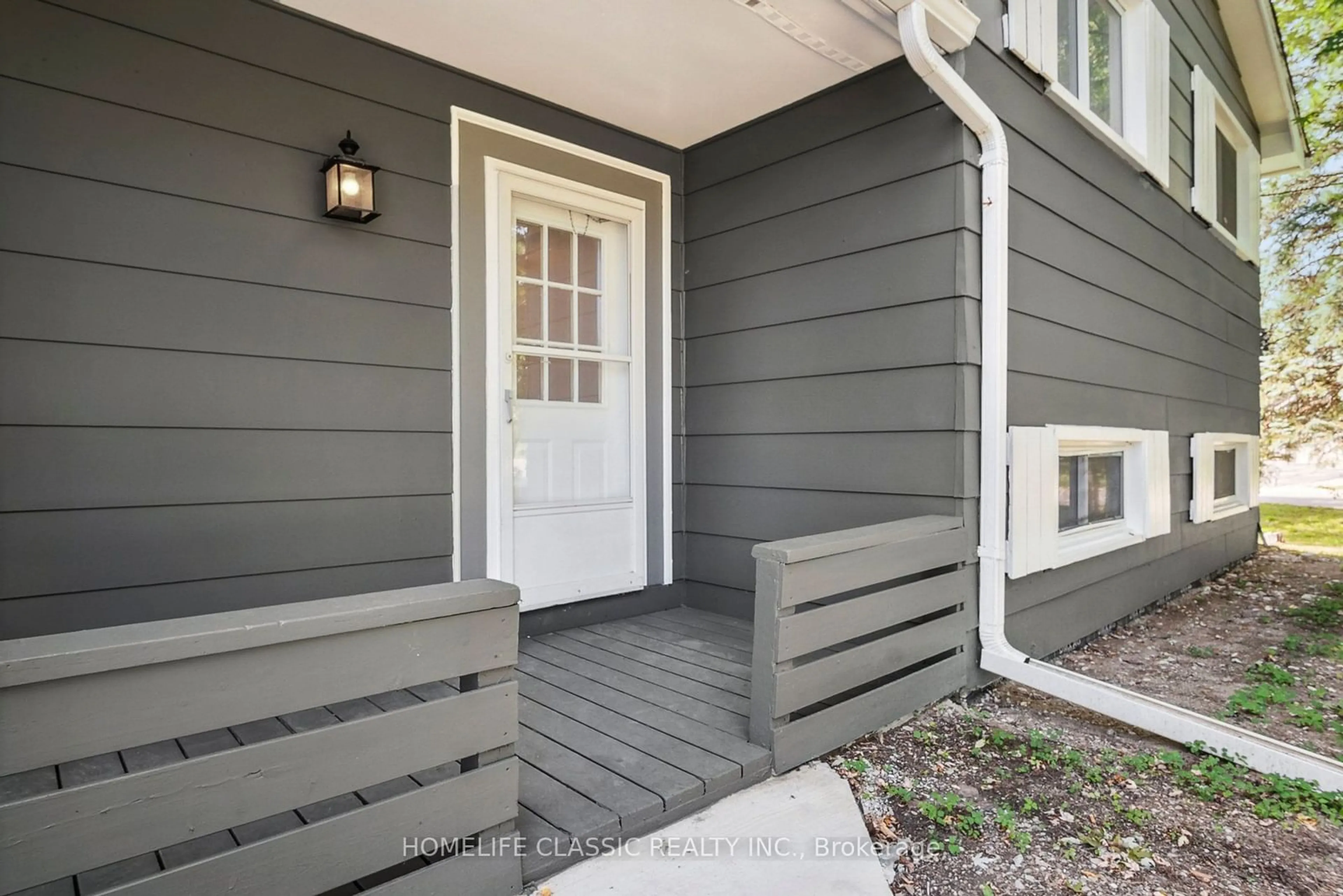 Indoor entryway, wood floors for 1015 Westmount Ave, Innisfil Ontario L9S 1T6