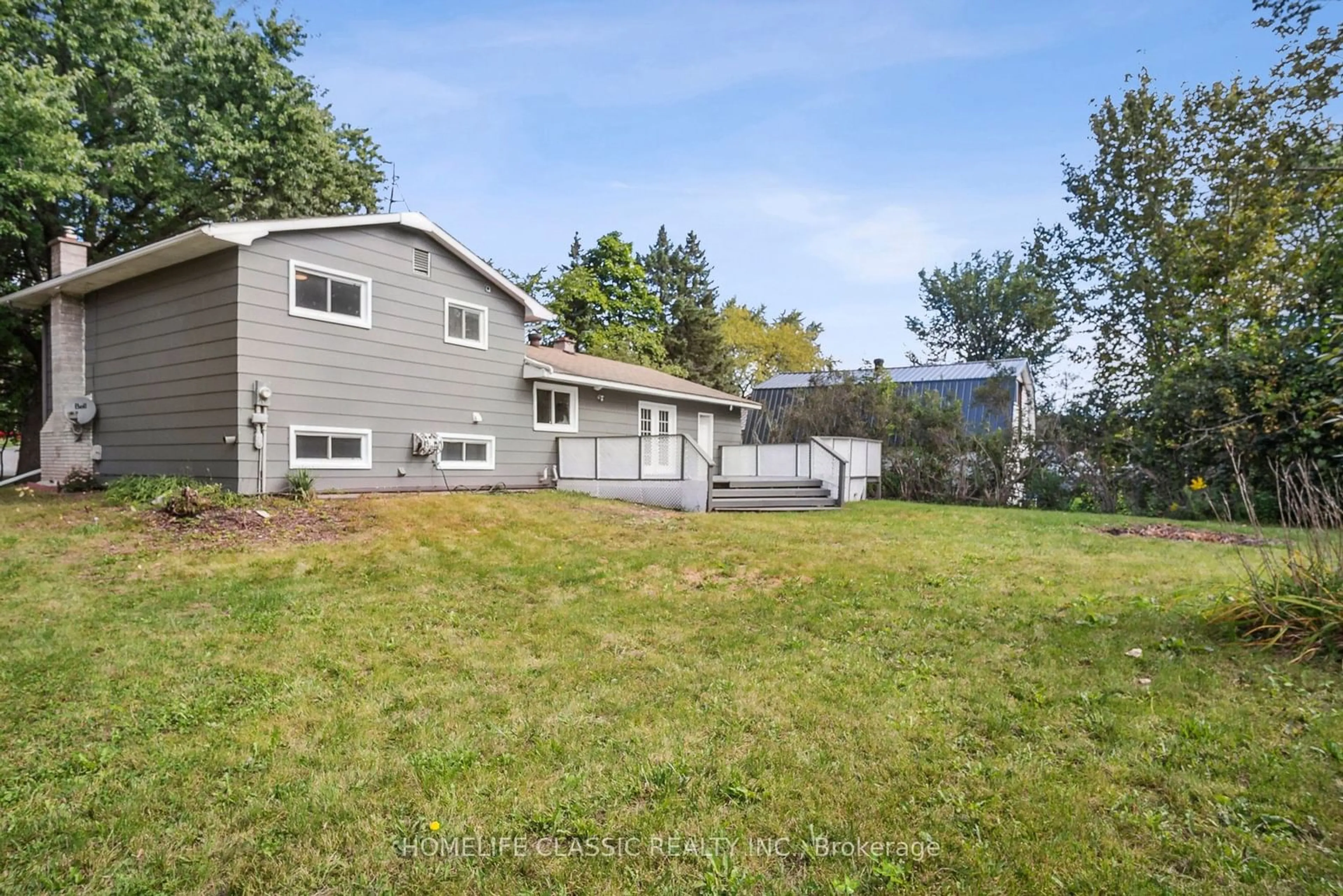 Frontside or backside of a home, the fenced backyard for 1015 Westmount Ave, Innisfil Ontario L9S 1T6