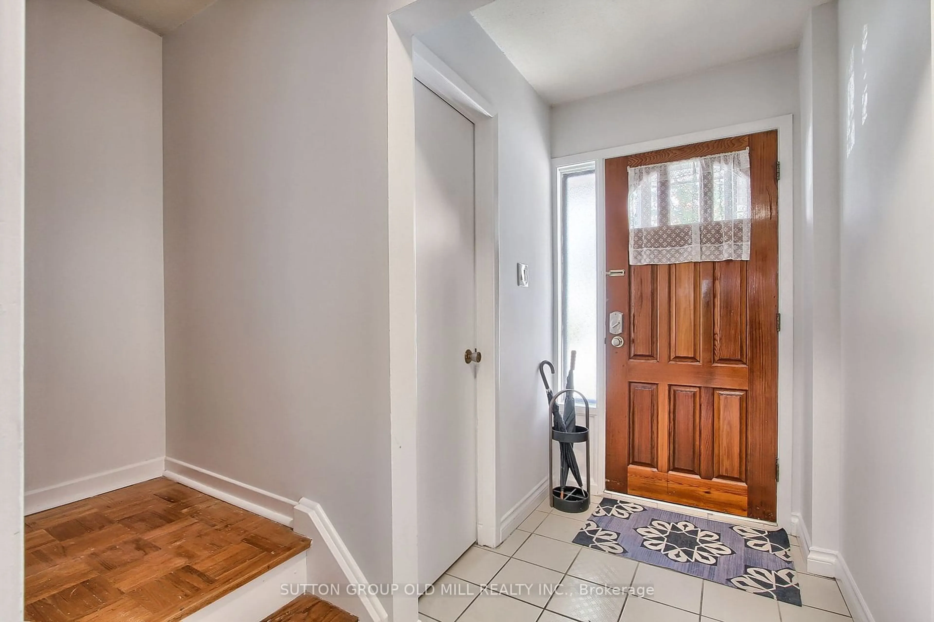 Indoor entryway, wood floors for 11 Plaisance Rd #45, Richmond Hill Ontario L4C 5H1