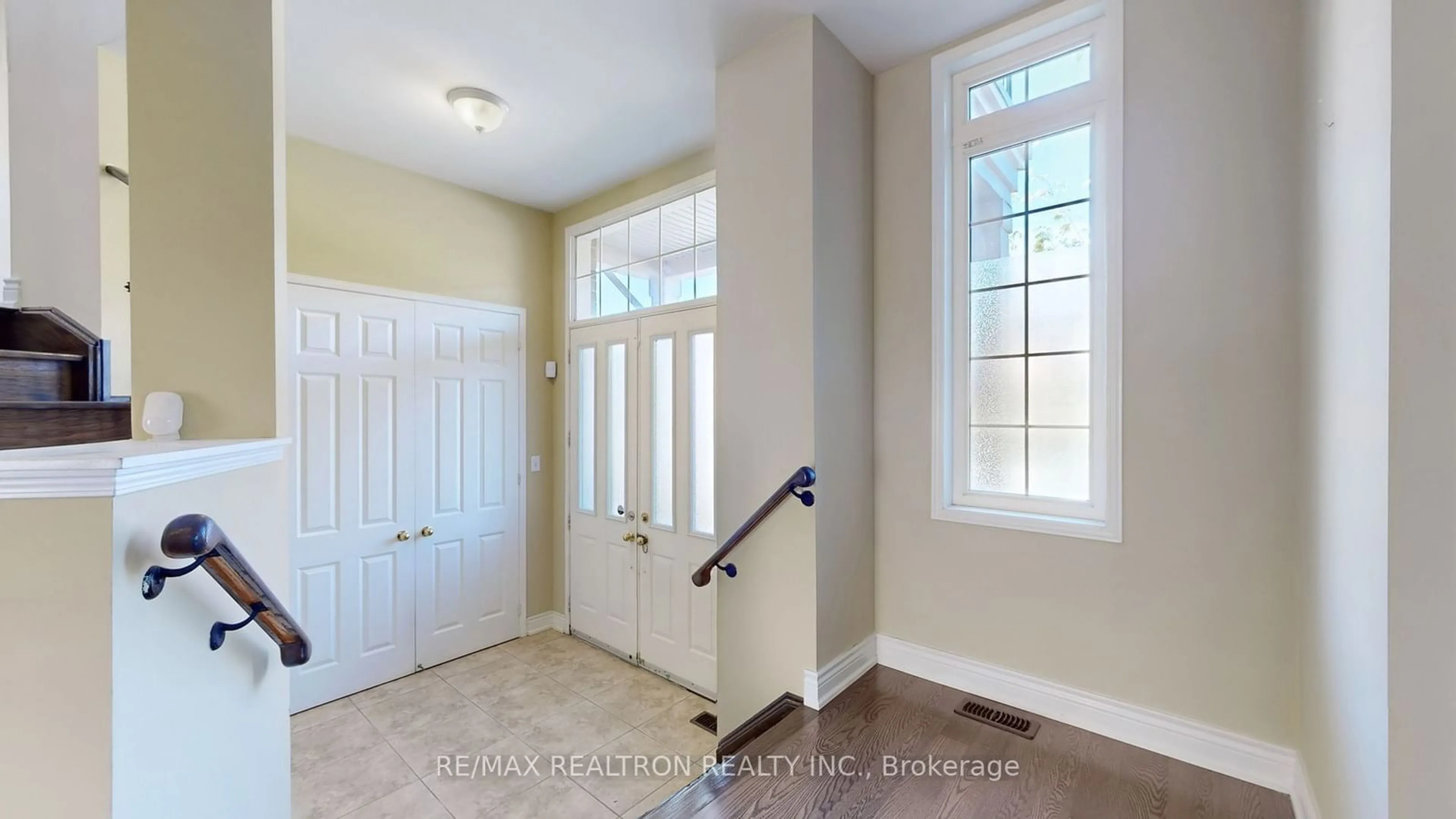 Indoor entryway, wood floors for 43 Alpaca Dr, Richmond Hill Ontario L4E 0E7