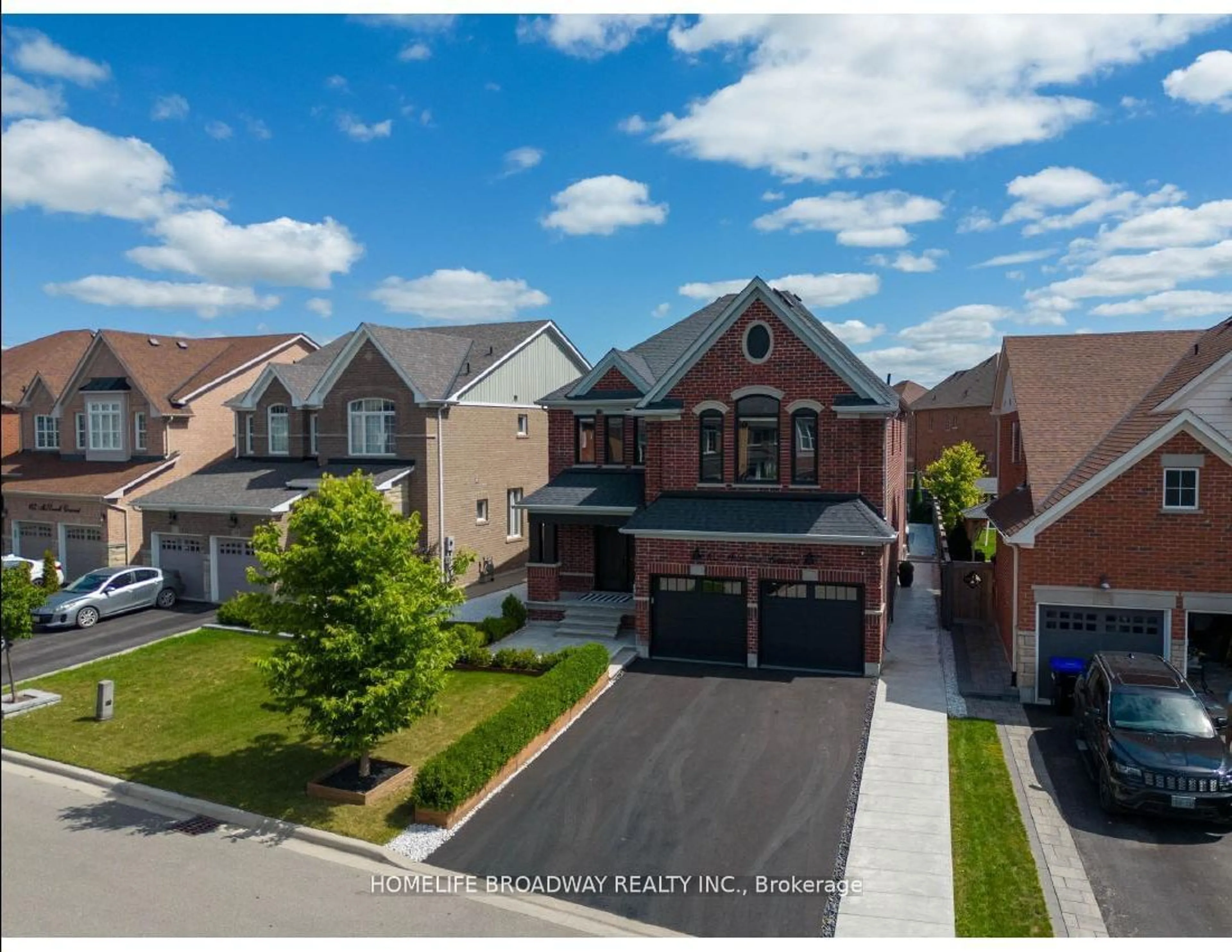 Frontside or backside of a home, the street view for 152 McDonnell Cres, Bradford West Gwillimbury Ontario L3Z 0T8