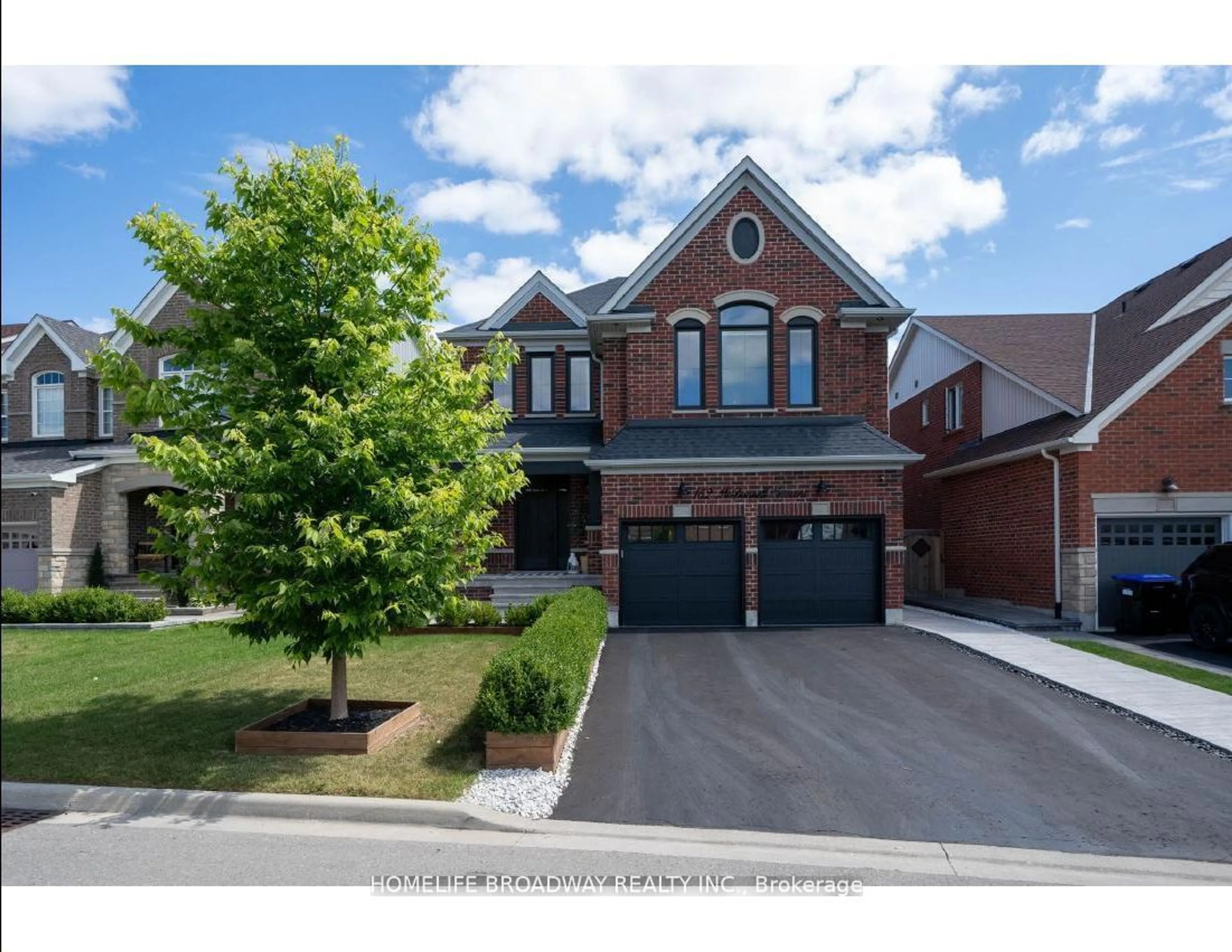 Frontside or backside of a home, the street view for 152 McDonnell Cres, Bradford West Gwillimbury Ontario L3Z 0T8