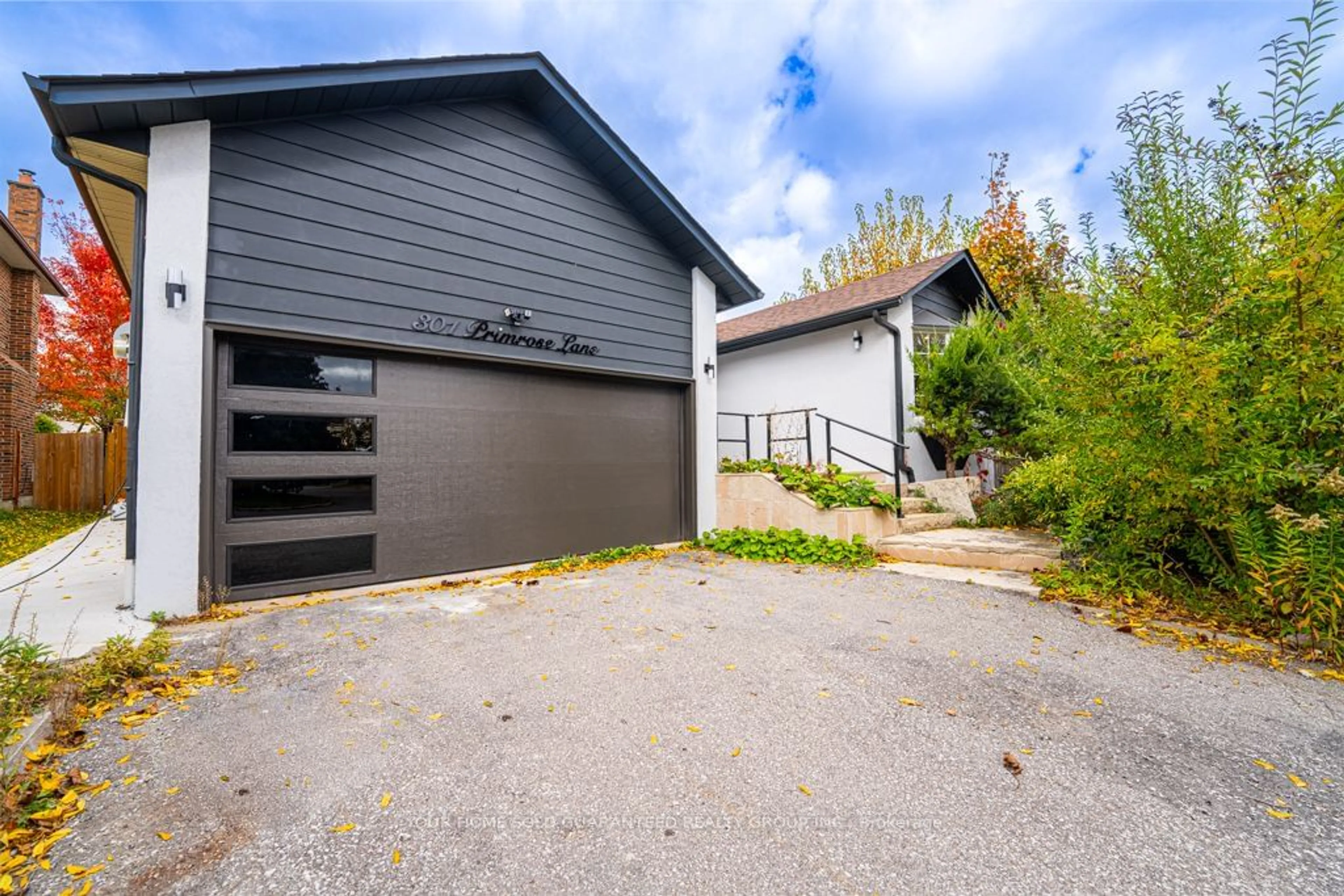 Frontside or backside of a home, cottage for 301 Primrose Lane, Newmarket Ontario L3Y 5Z1