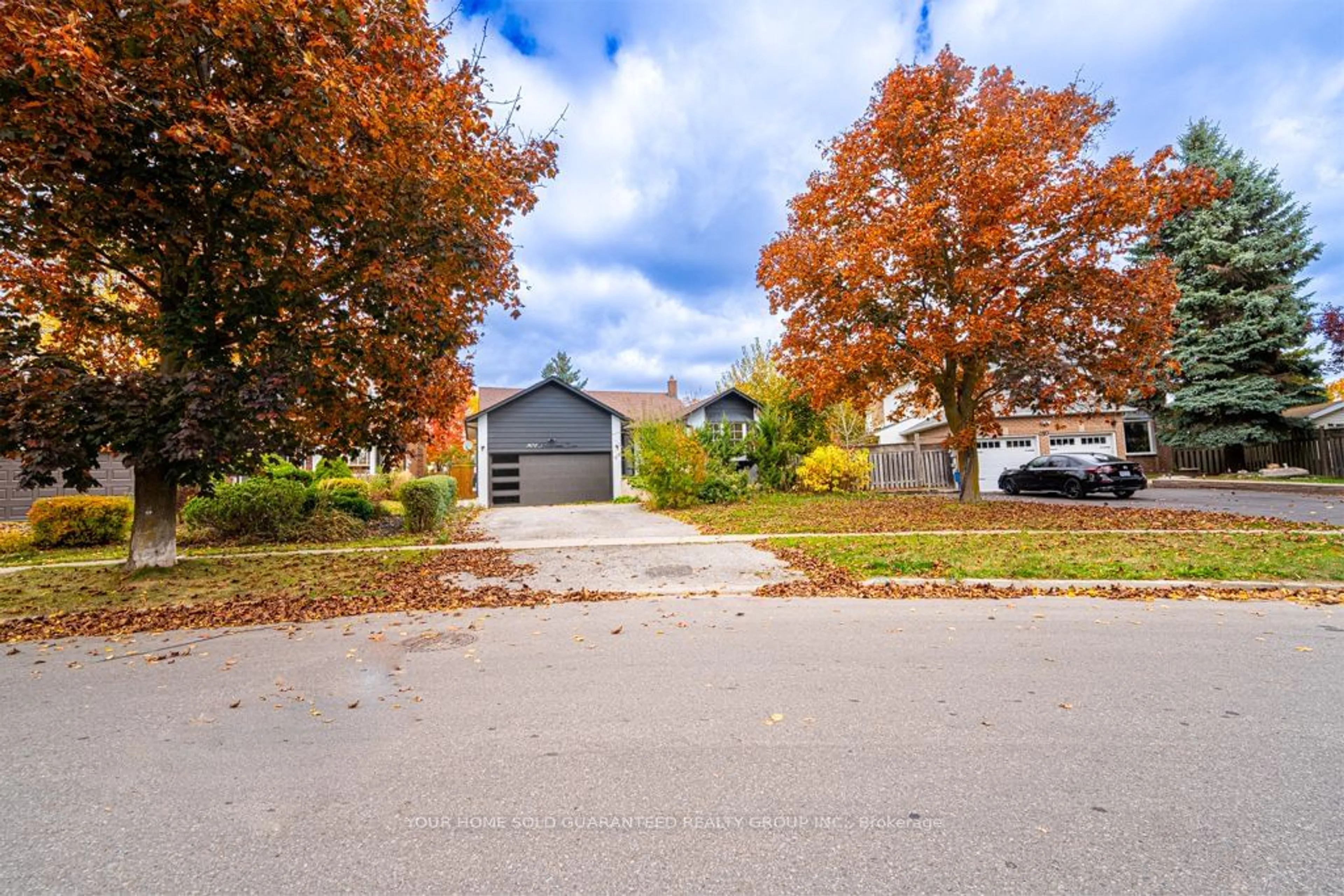 A pic from exterior of the house or condo, the street view for 301 Primrose Lane, Newmarket Ontario L3Y 5Z1