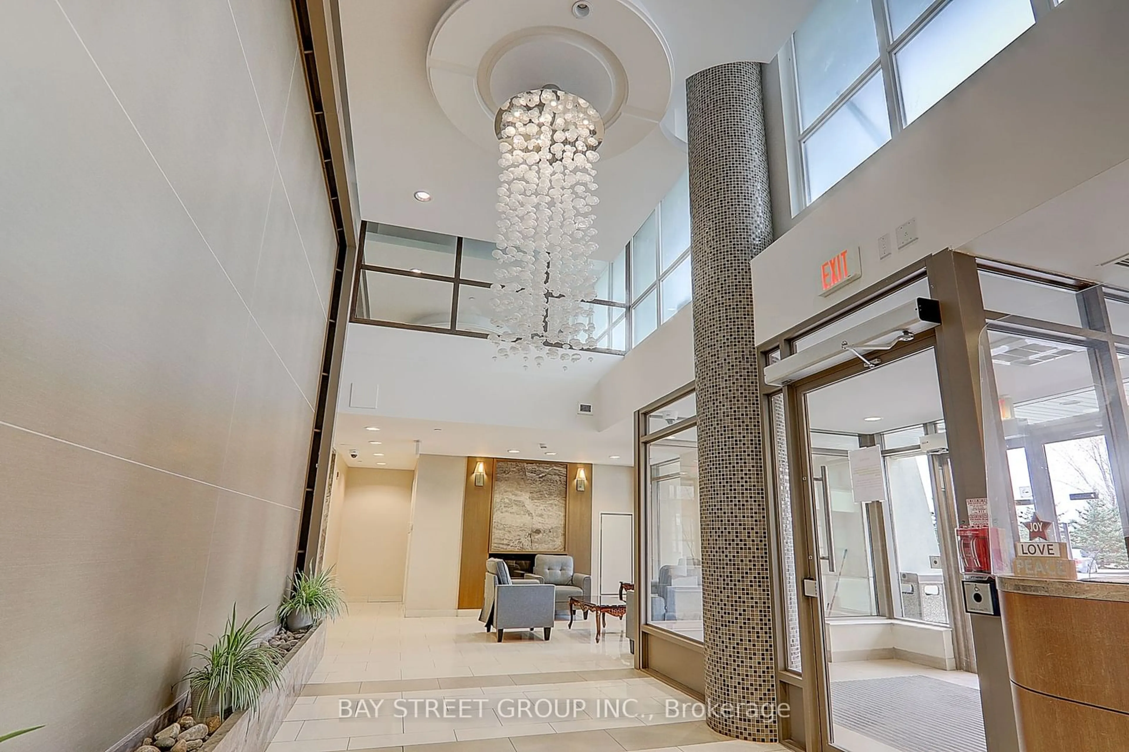 Indoor lobby, ceramic floors for 75 Norman Bethune Ave #714, Richmond Hill Ontario L4B 0B6