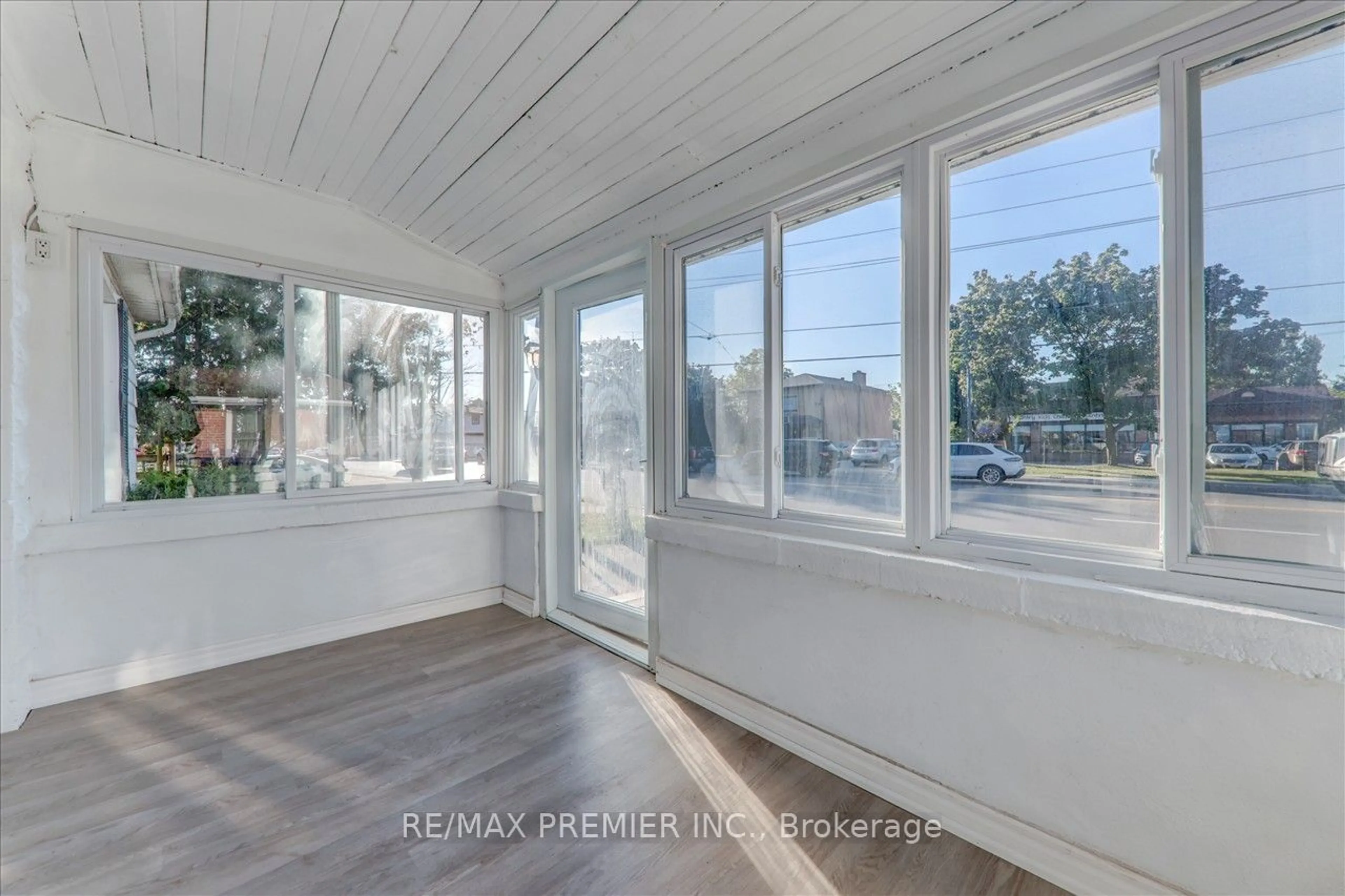 Indoor entryway, wood floors for 6036 King Rd, King Ontario L0G 1N0