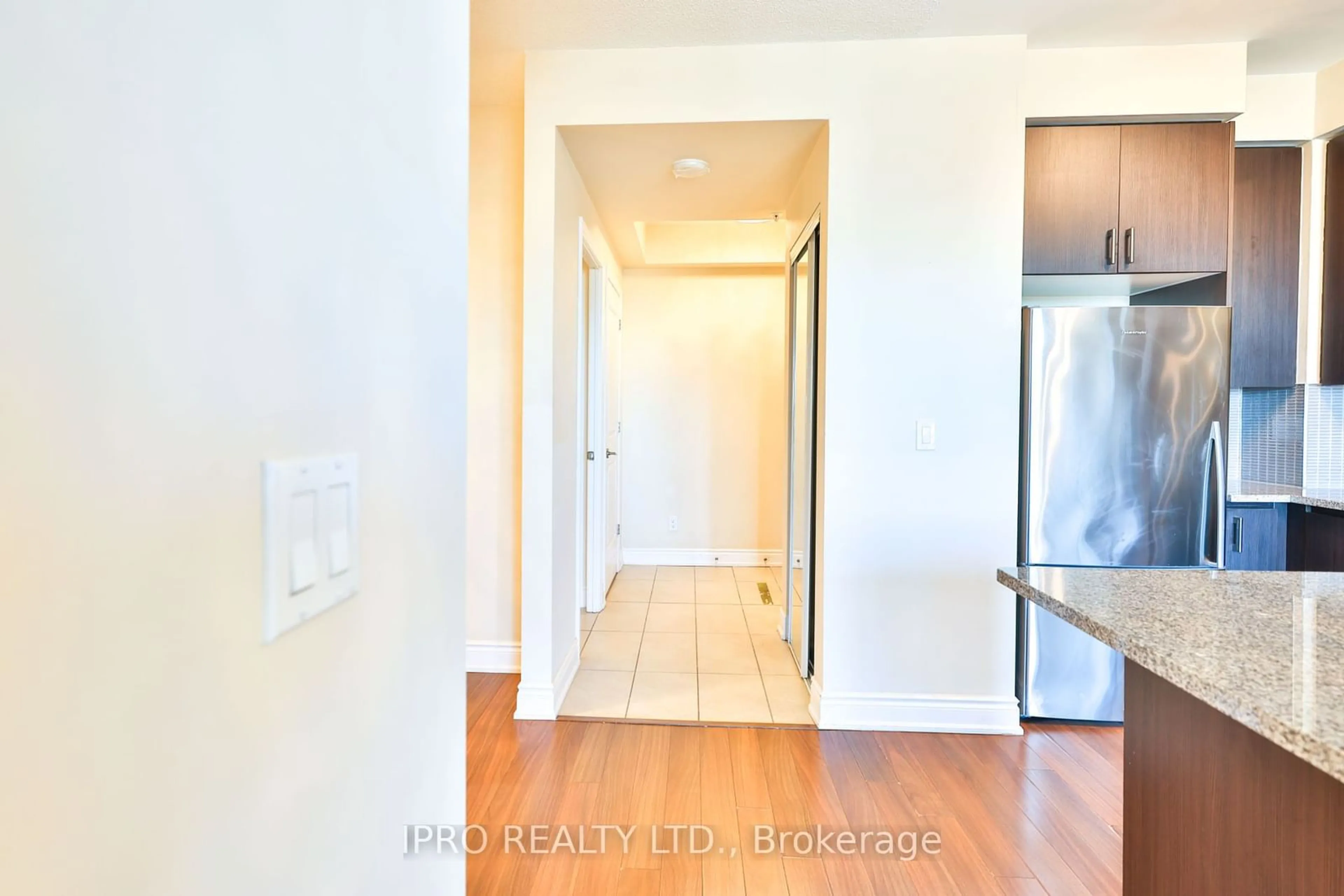 Indoor entryway, wood floors for 9088 Yonge St #806, Richmond Hill Ontario L4C 0Y6