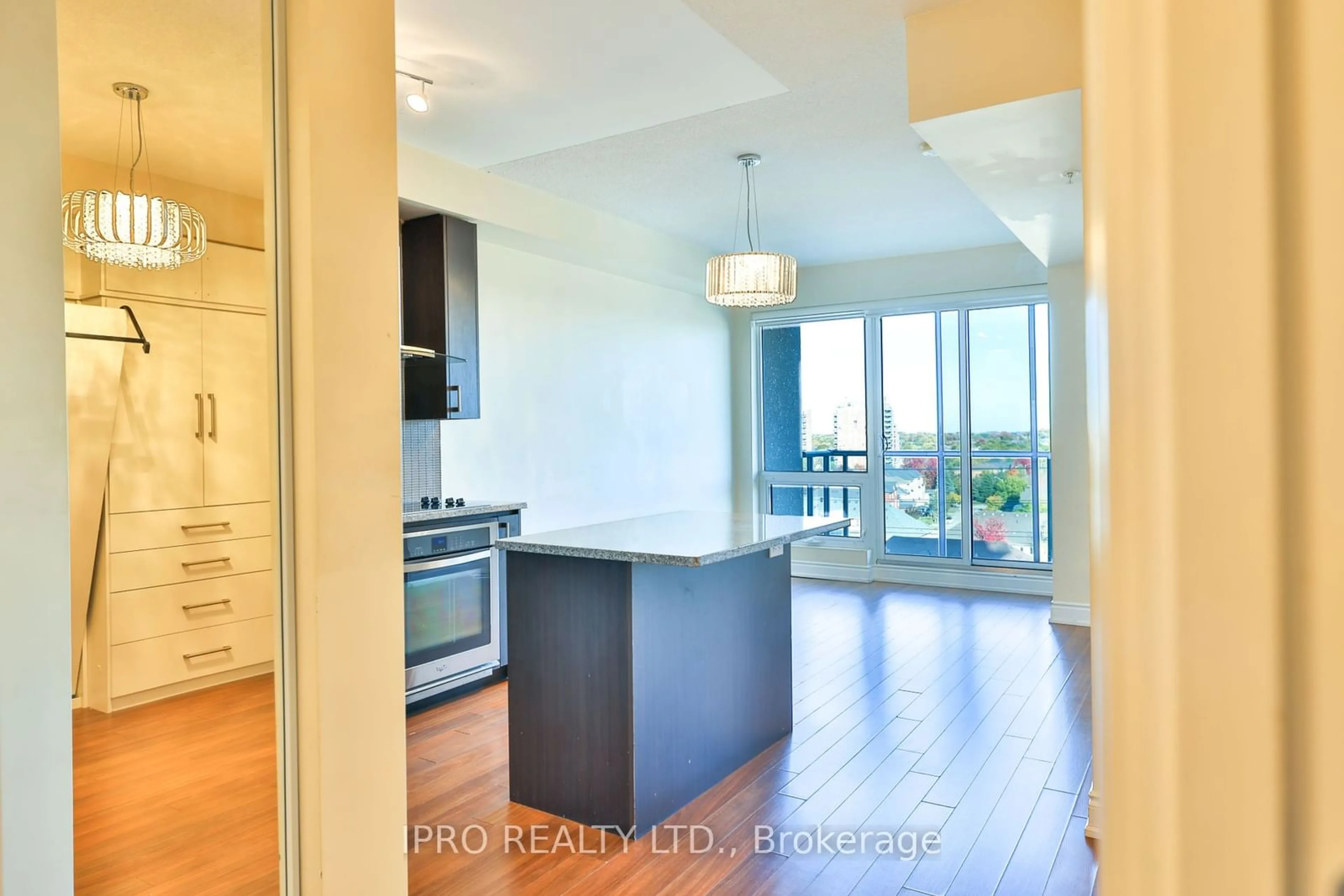 Open concept kitchen for 9088 Yonge St #806, Richmond Hill Ontario L4C 0Y6