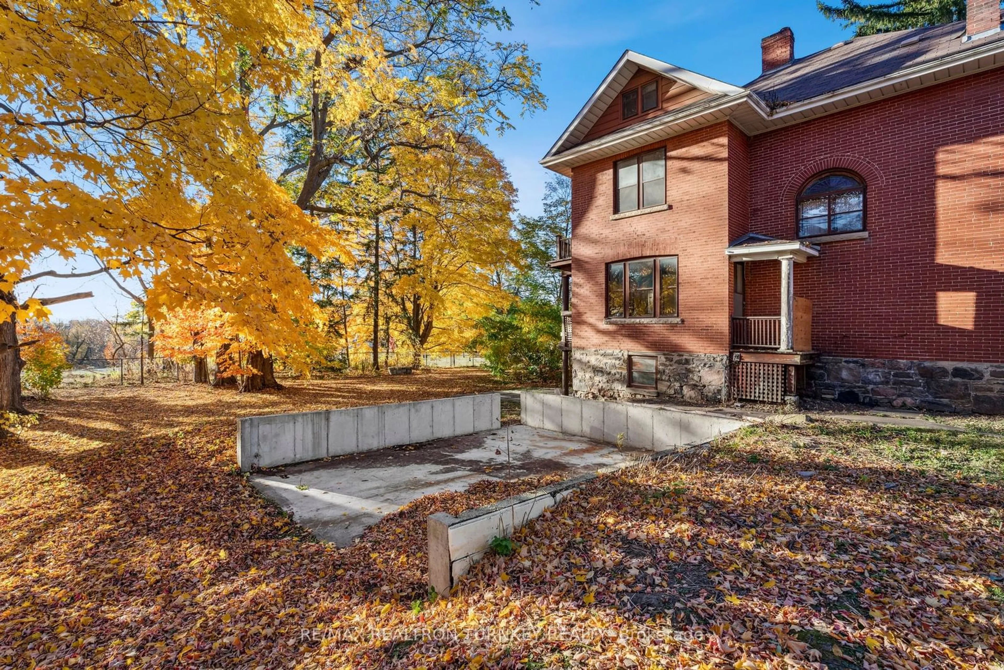 A pic from exterior of the house or condo, the fenced backyard for 18922 Leslie St, East Gwillimbury Ontario L0G 1V0