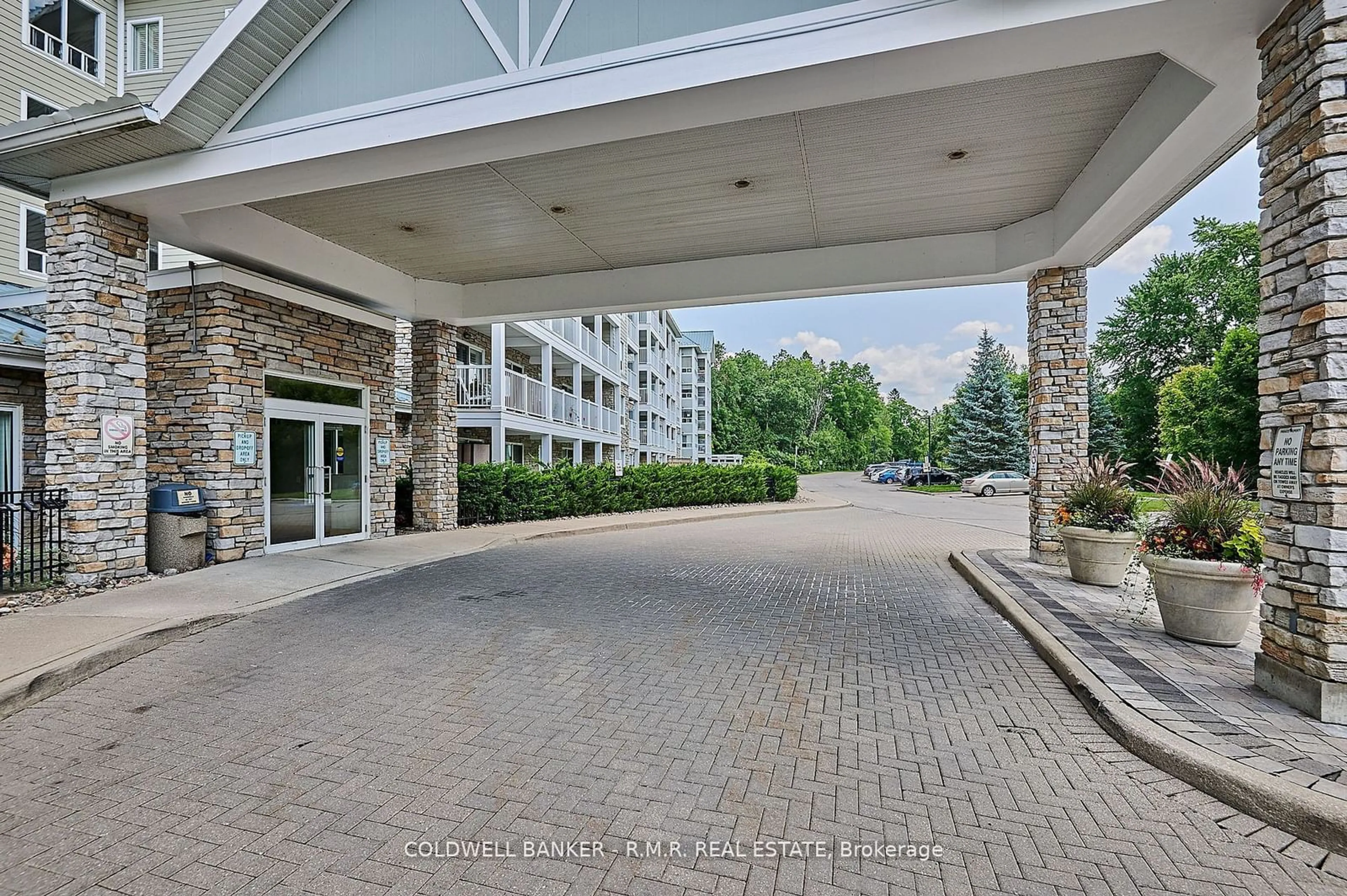 Indoor foyer, cement floor for 900 Bogart Mill Tr #524, Newmarket Ontario L3Y 8V5