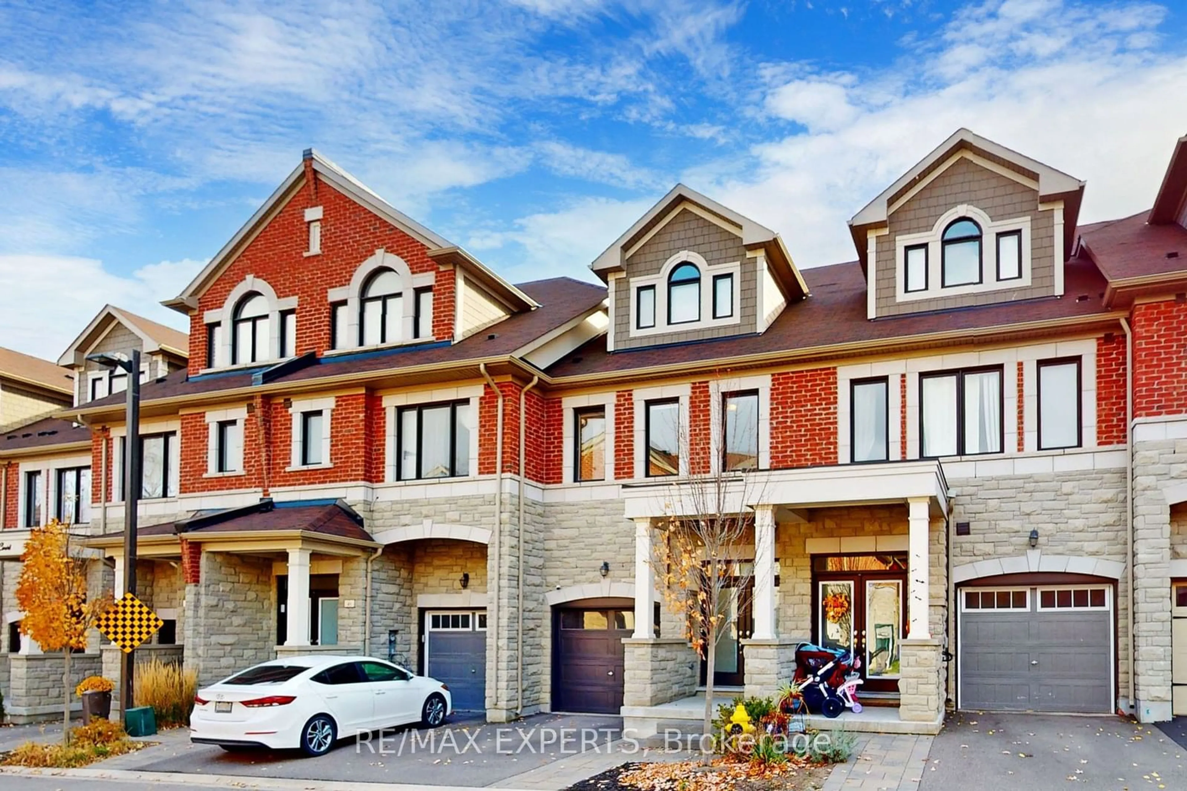 Home with brick exterior material for 39 Hiawatha Crt, Vaughan Ontario L4L 0J2