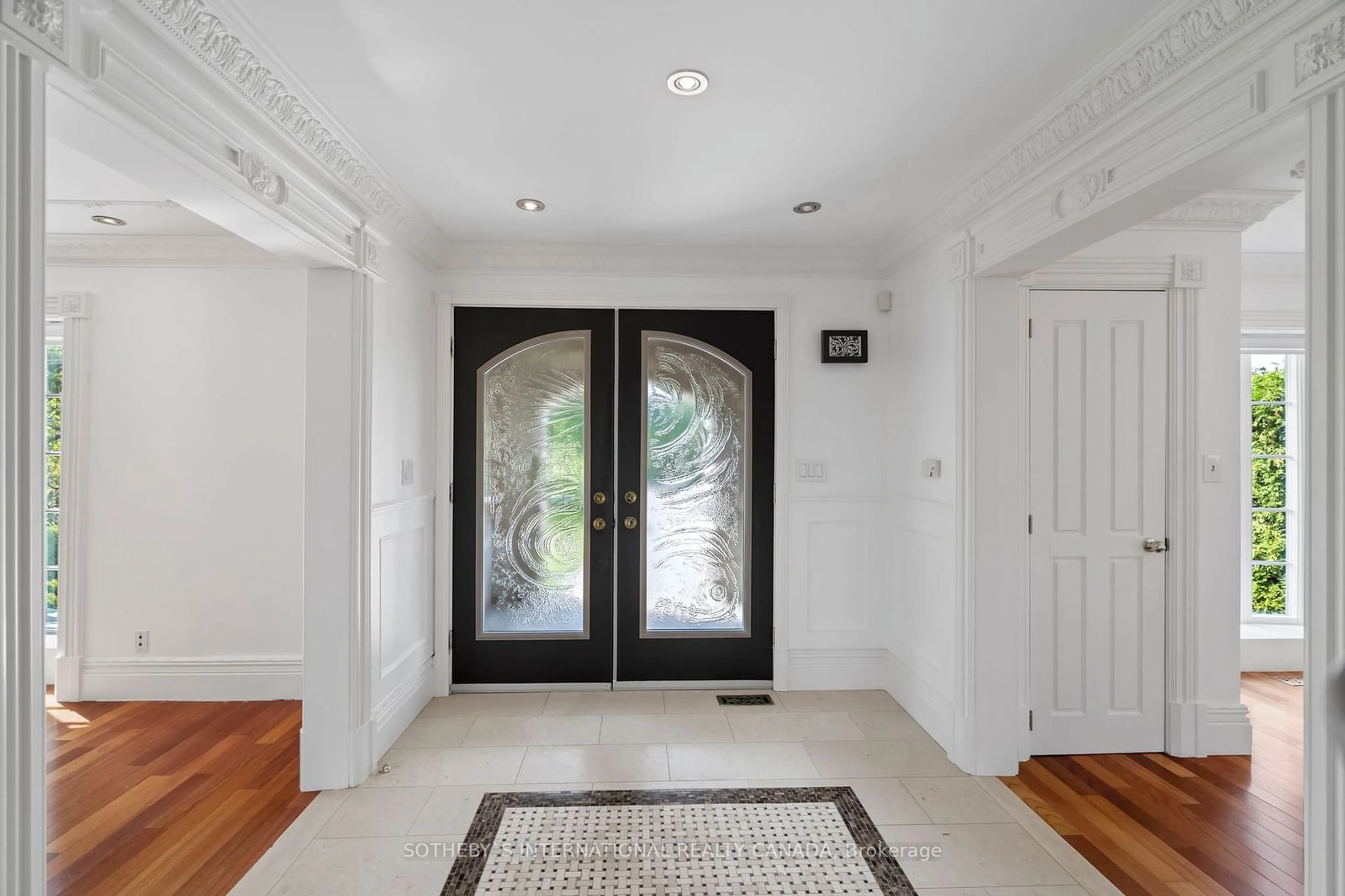 Indoor entryway, wood floors for 4313 20 Sideroad, Bradford West Gwillimbury Ontario L3Z 2A5