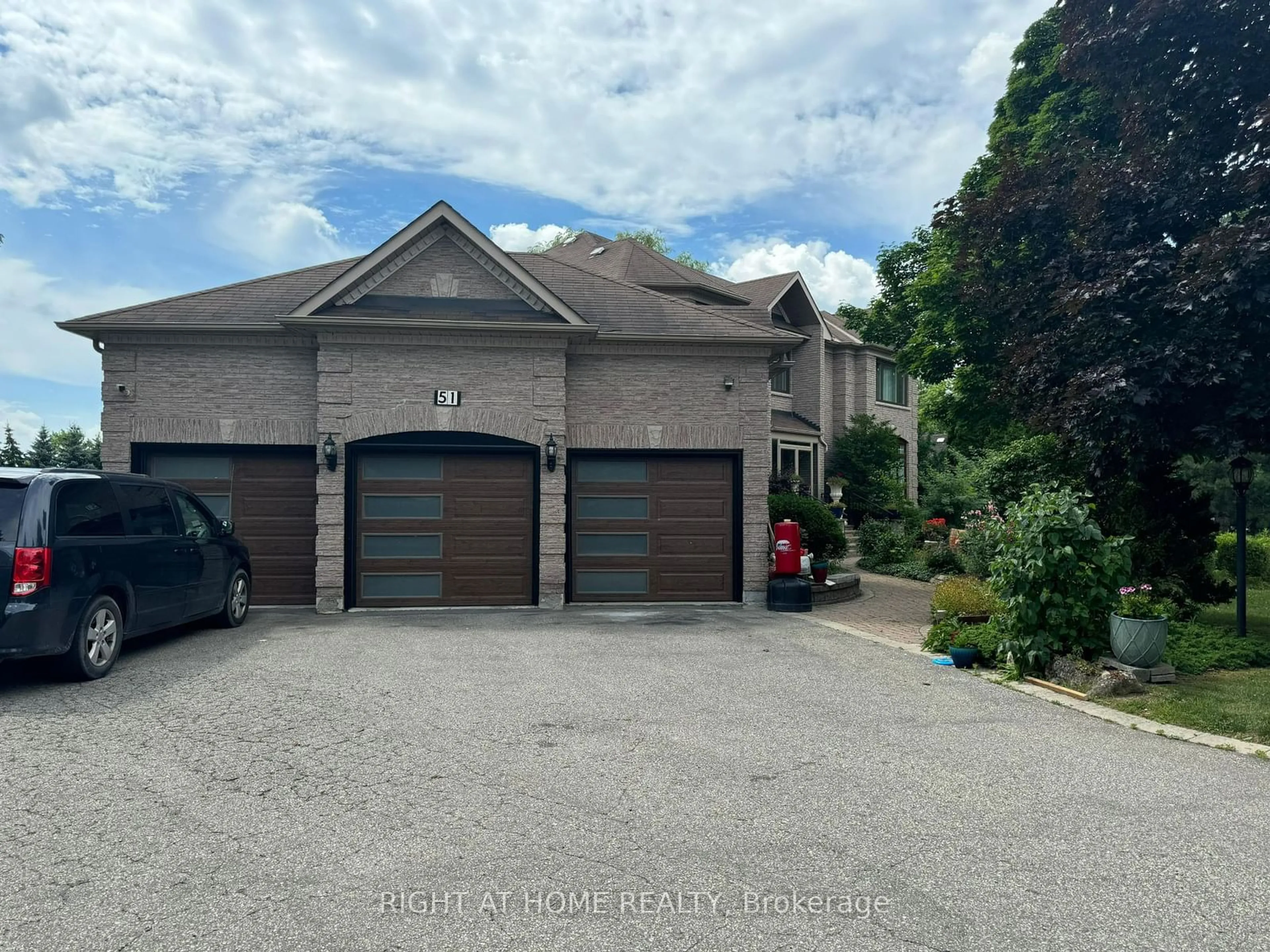 Frontside or backside of a home, the street view for 51 Kensington Dr, Richmond Hill Ontario L4E 3S7