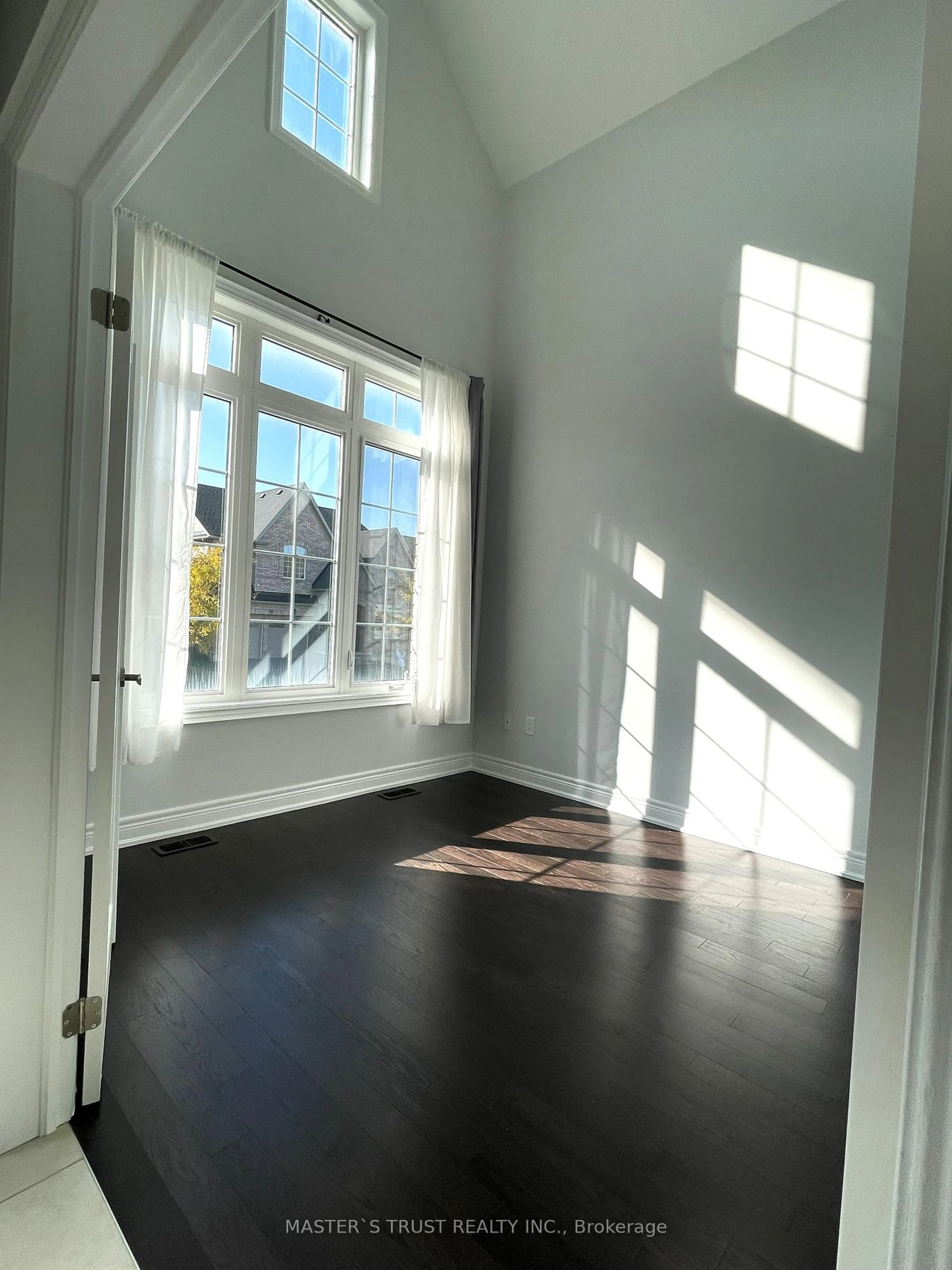 Indoor entryway, wood floors for 18 CLIFFORD FAIRBARN Dr, East Gwillimbury Ontario L9N 0S1