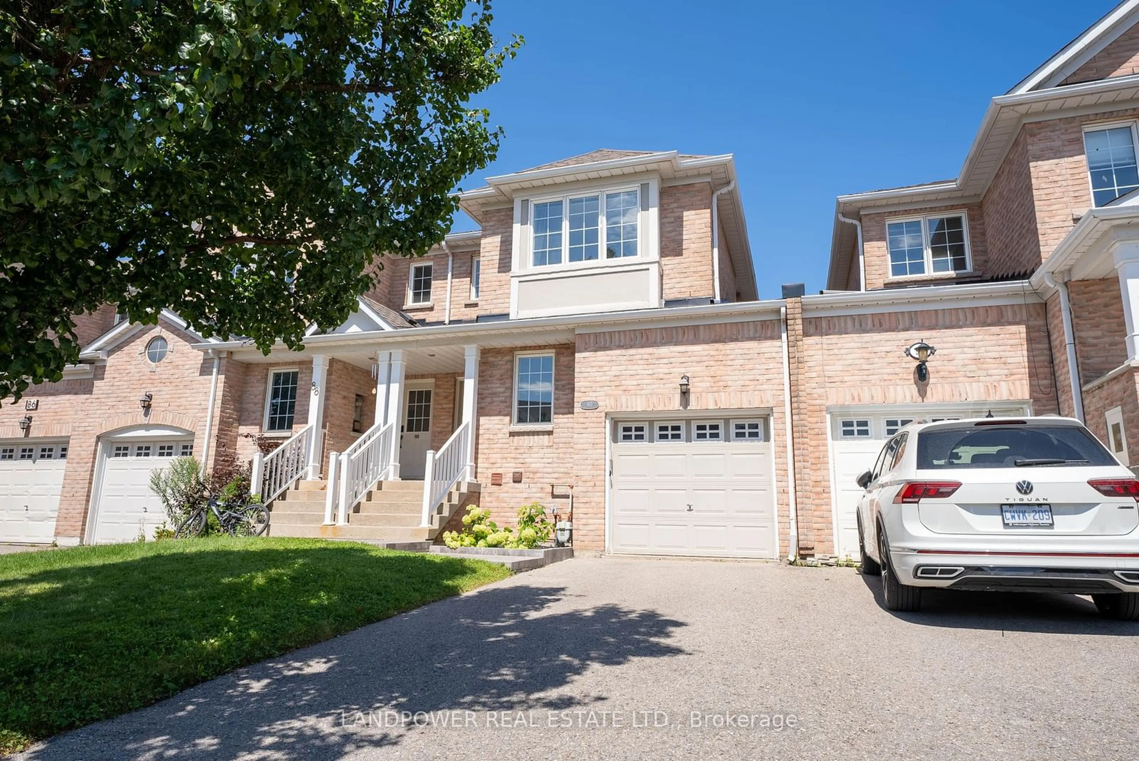 A pic from exterior of the house or condo, the street view for 90 Lowther Ave, Richmond Hill Ontario L4E 4P3