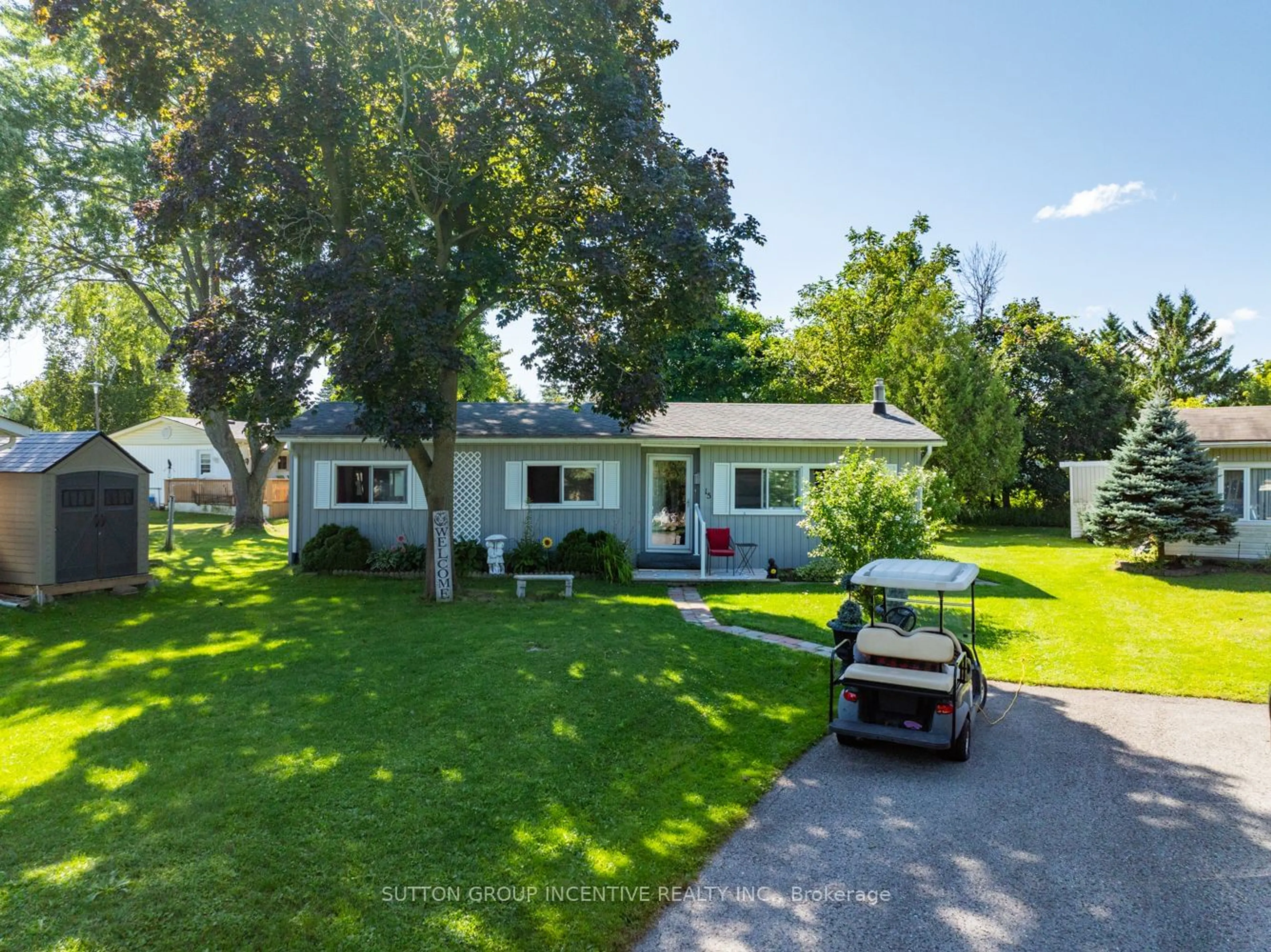 Frontside or backside of a home, cottage for 15 MAPLE Crt, Innisfil Ontario L9S 1N9