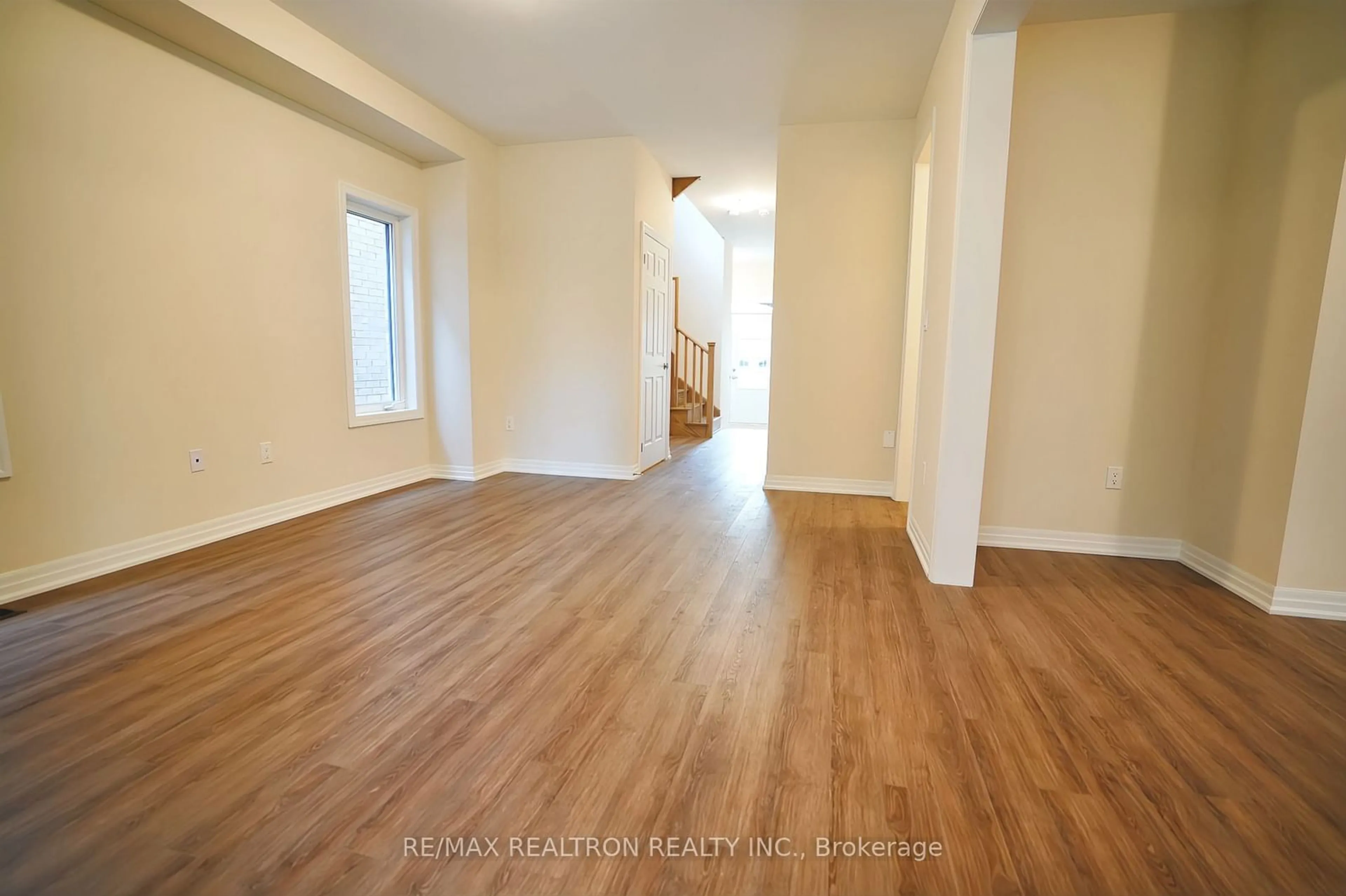 Indoor entryway, wood floors for 7 Stennett Dr, Georgina Ontario L4P 0J4