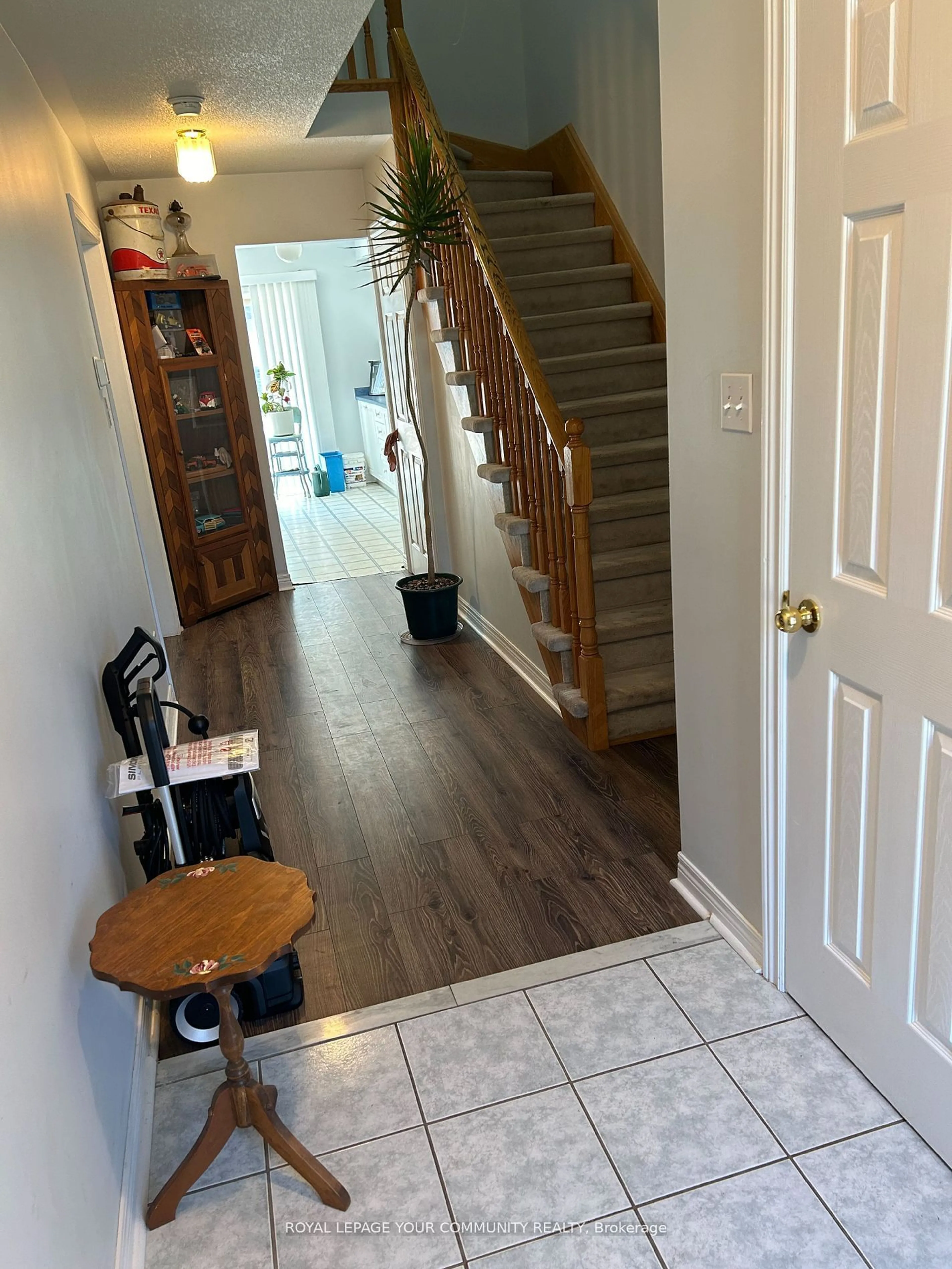 Indoor entryway, wood floors for 205 Parkway Ave, Georgina Ontario L4P 4E1