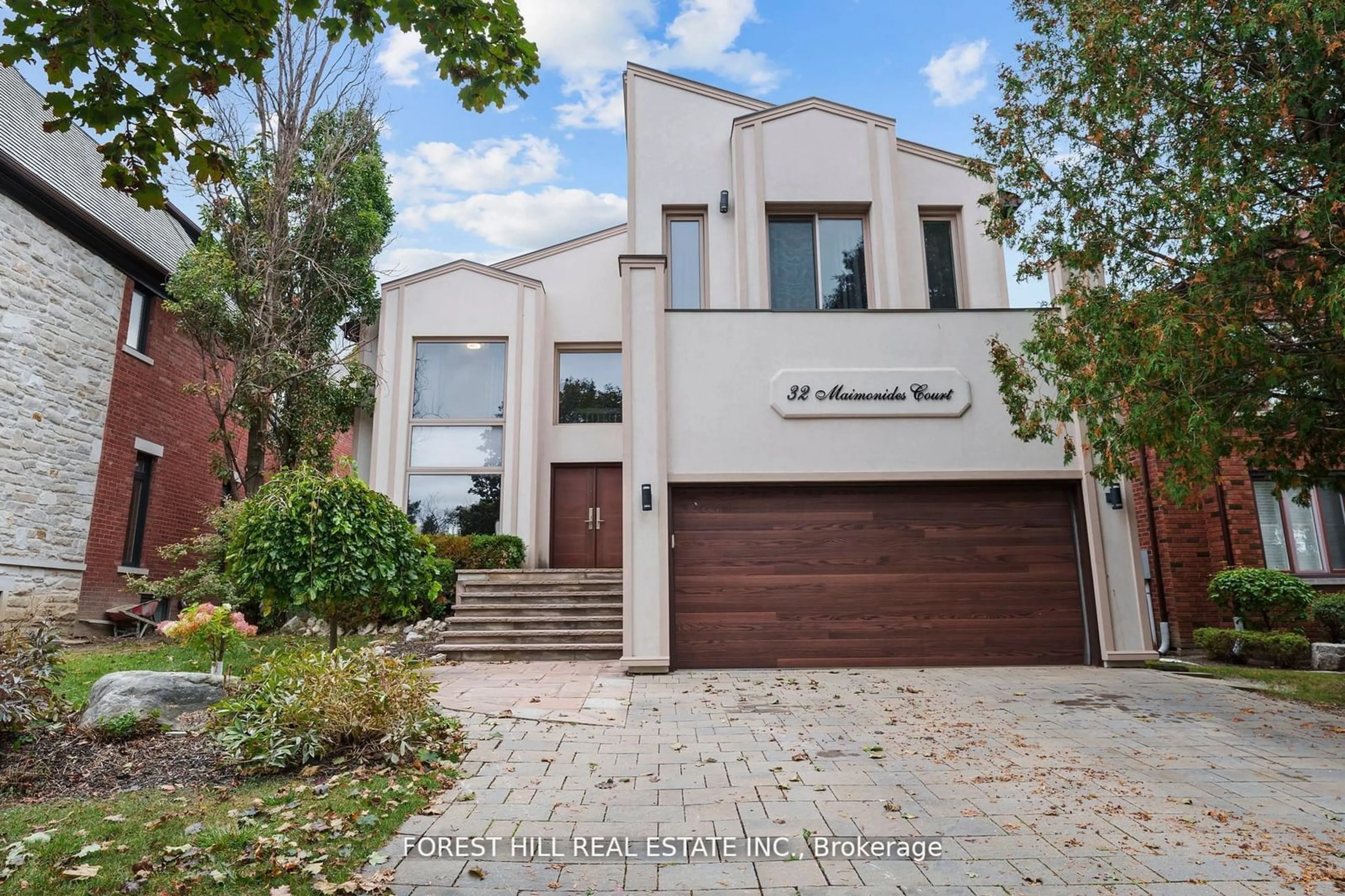 Frontside or backside of a home, the street view for 32 Maimonides Crt, Vaughan Ontario L4J 4X8