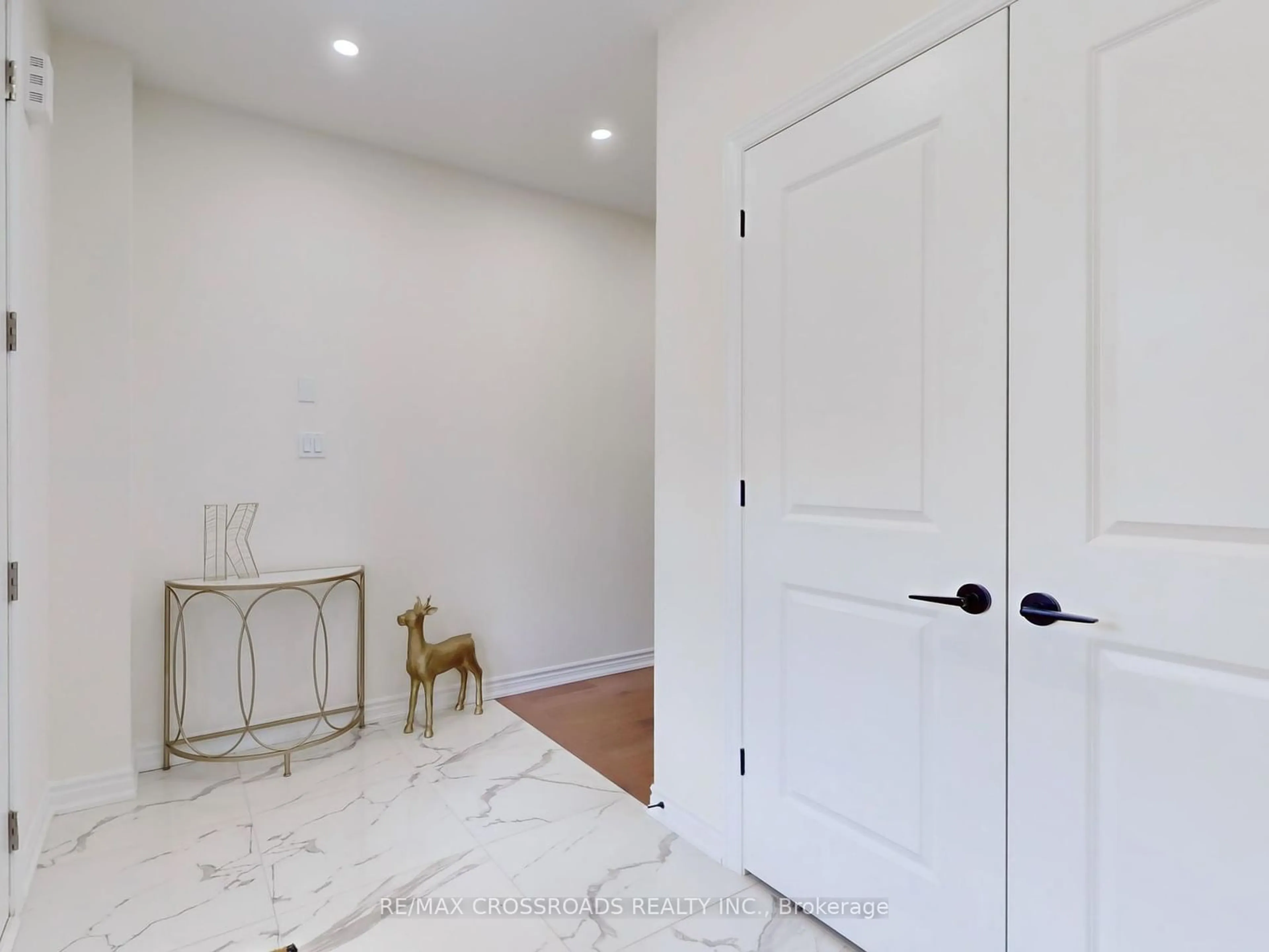 Indoor entryway, wood floors for 68 Kentledge Ave, East Gwillimbury Ontario L9N 0V9