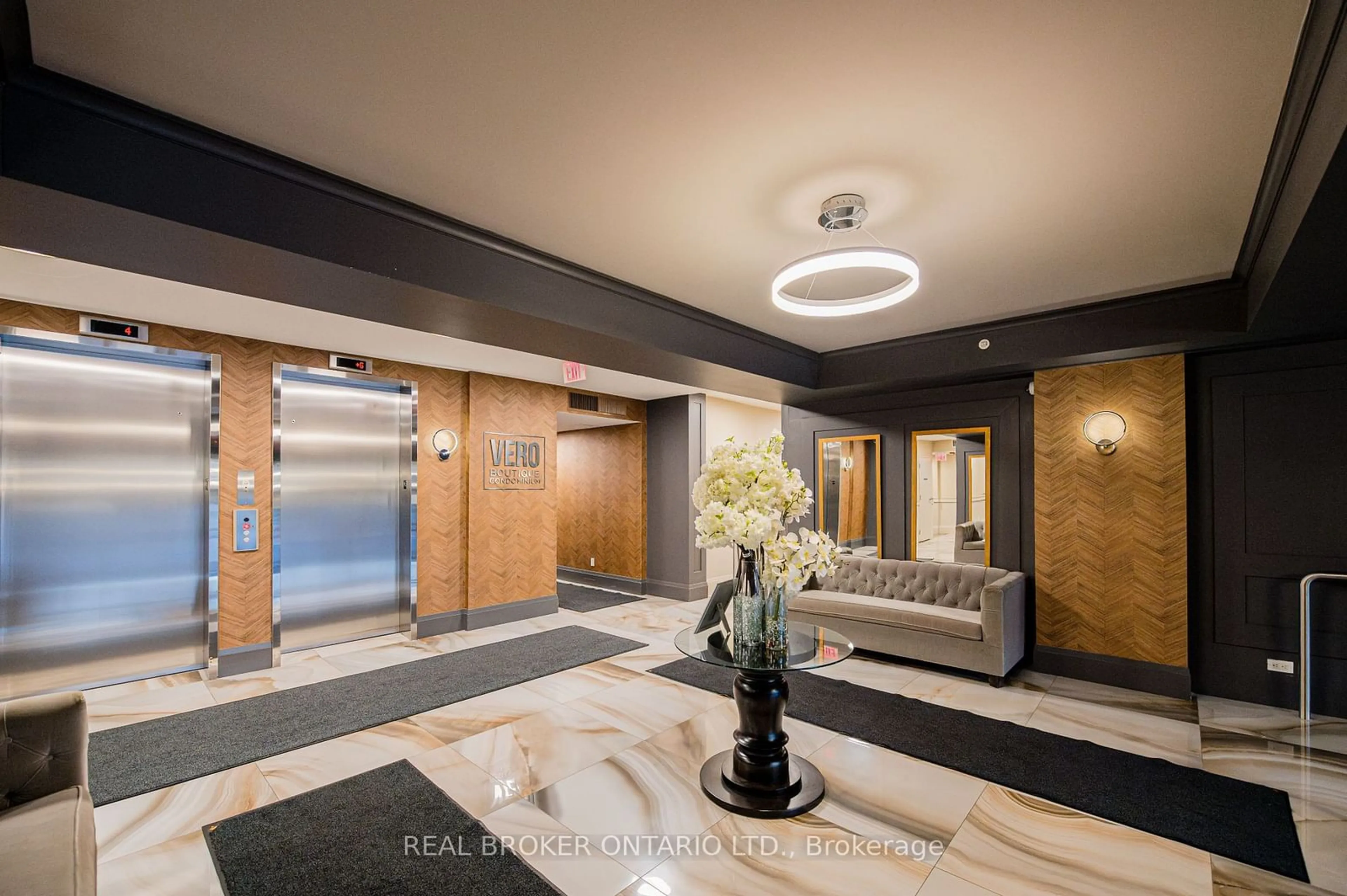 Indoor lobby for 8302 Islington Ave #404, Vaughan Ontario L4L 0E6