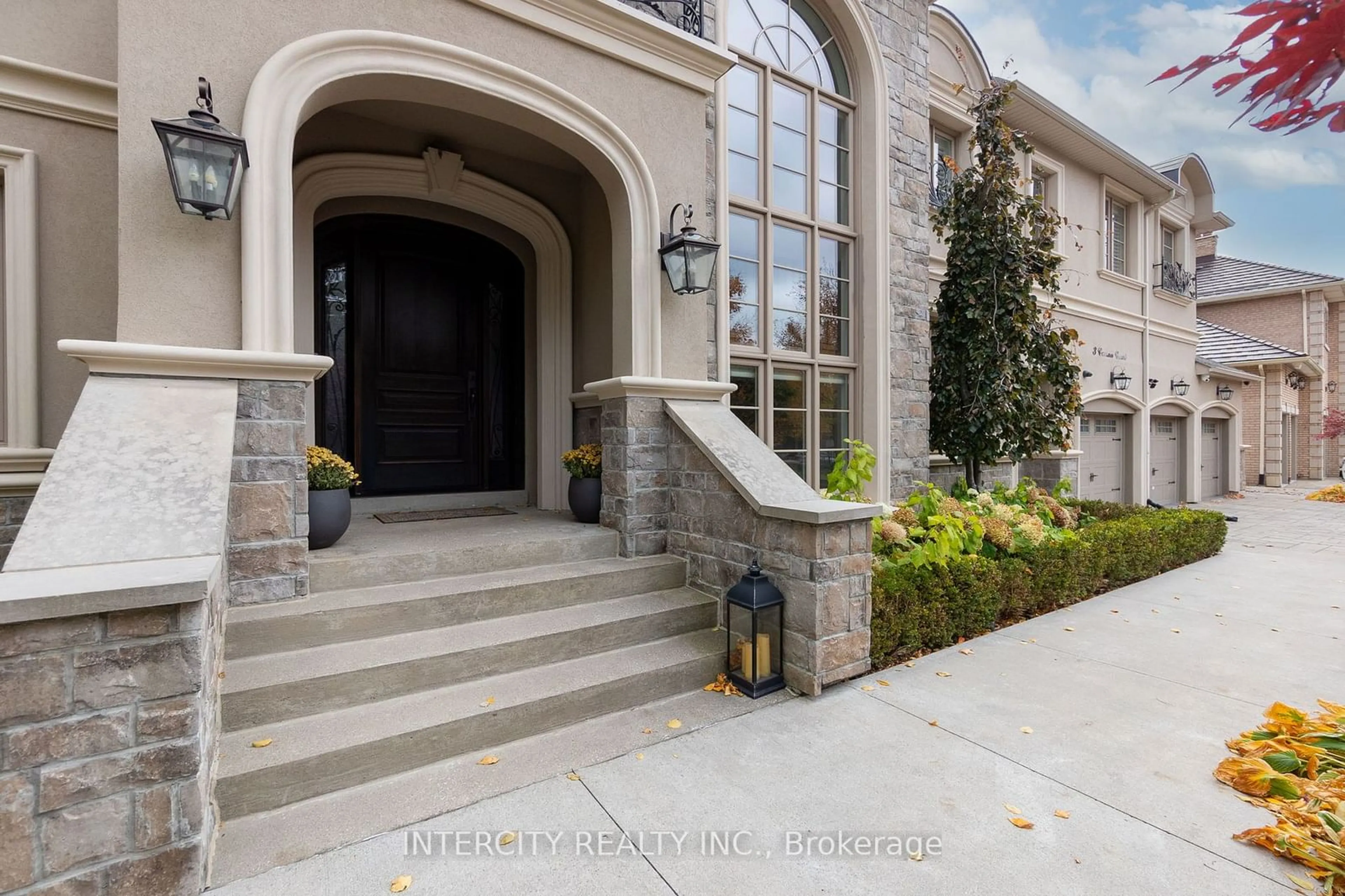 Indoor entryway, cement floor for 3 Curran Crt, King Ontario L7B 1B4