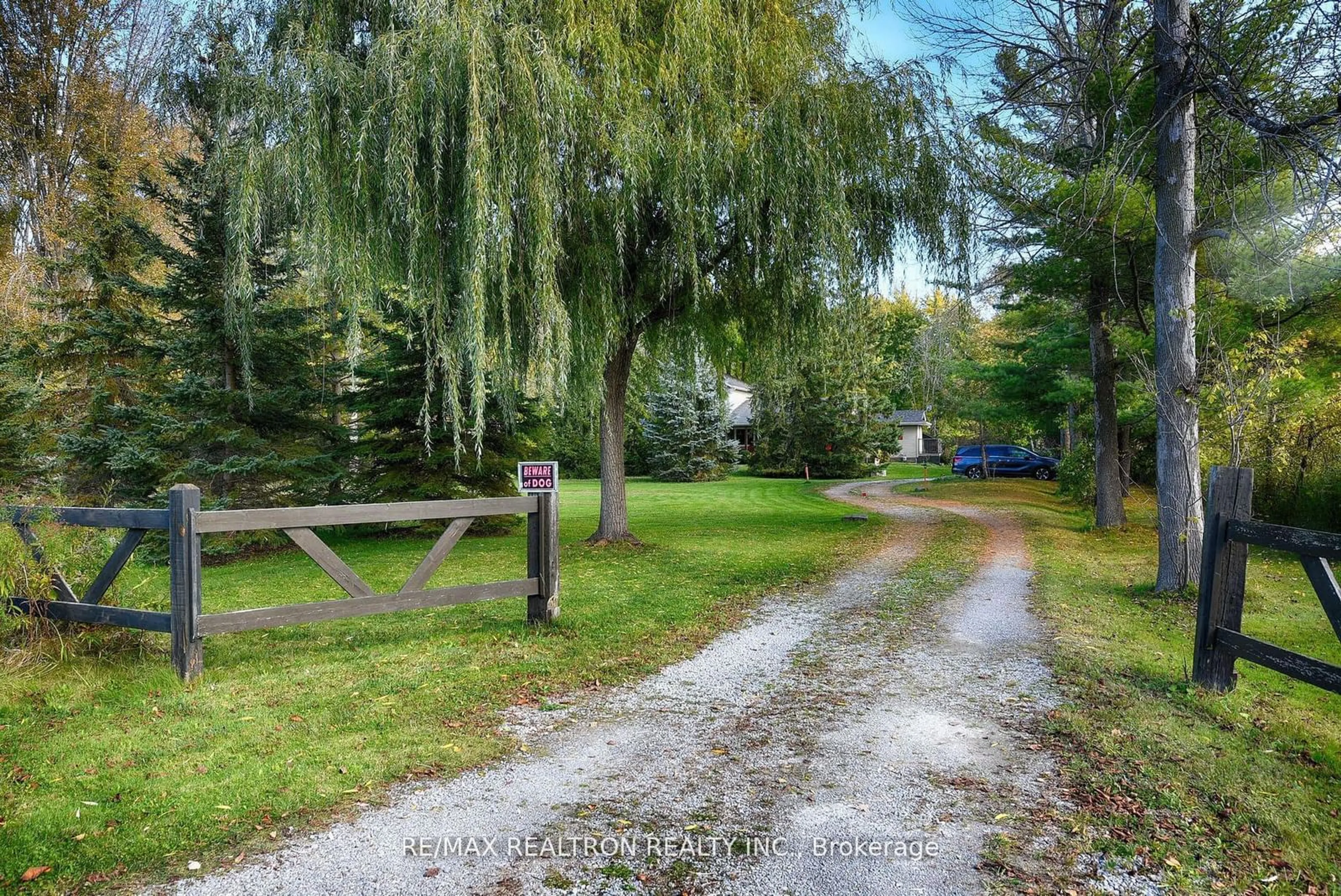 Patio, the street view for 27001 Civic Centre Rd, Georgina Ontario L4P 3E9