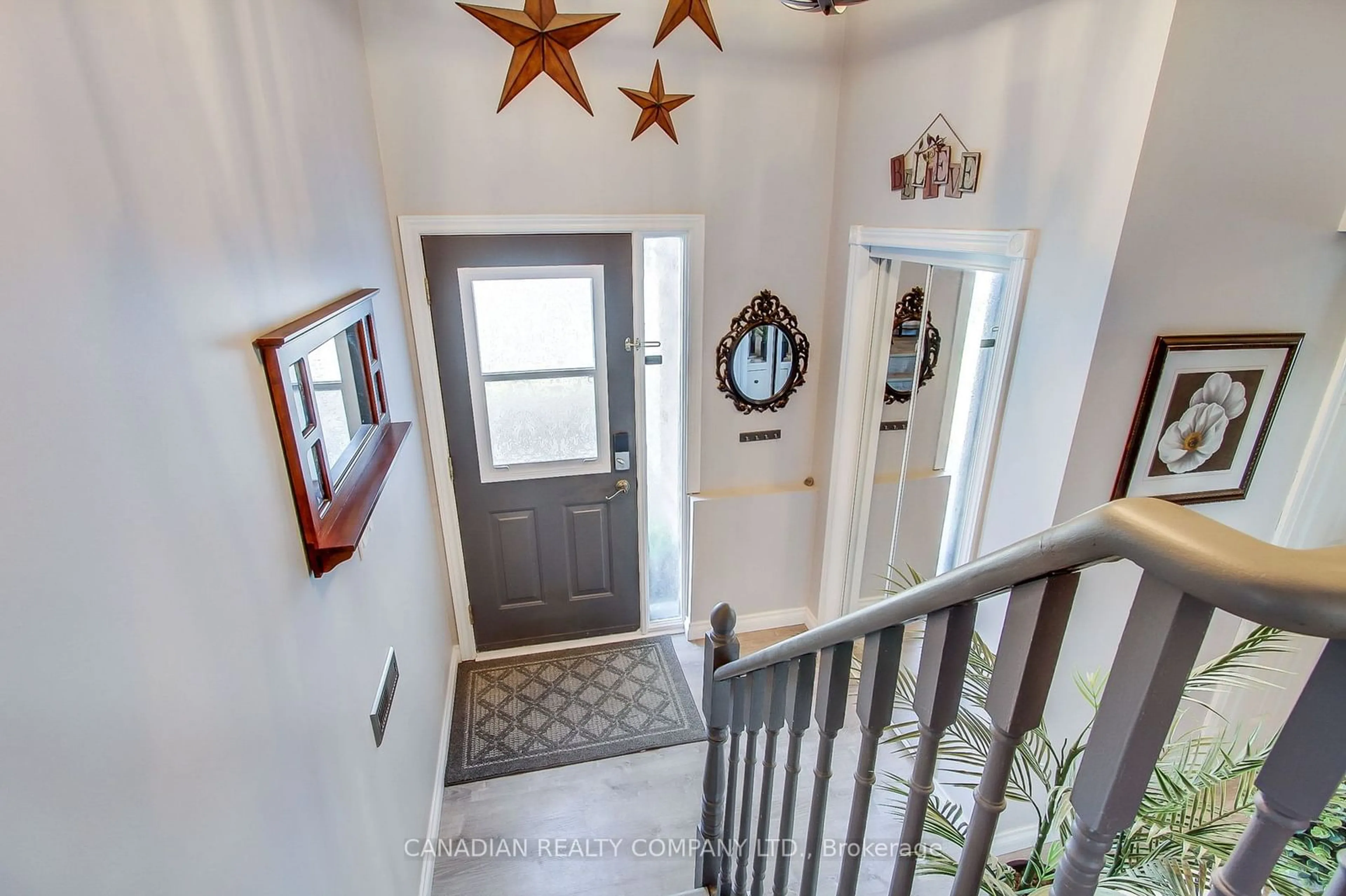 Indoor entryway, wood floors for 15 Northgate Dr, Bradford West Gwillimbury Ontario L3Z 2G9